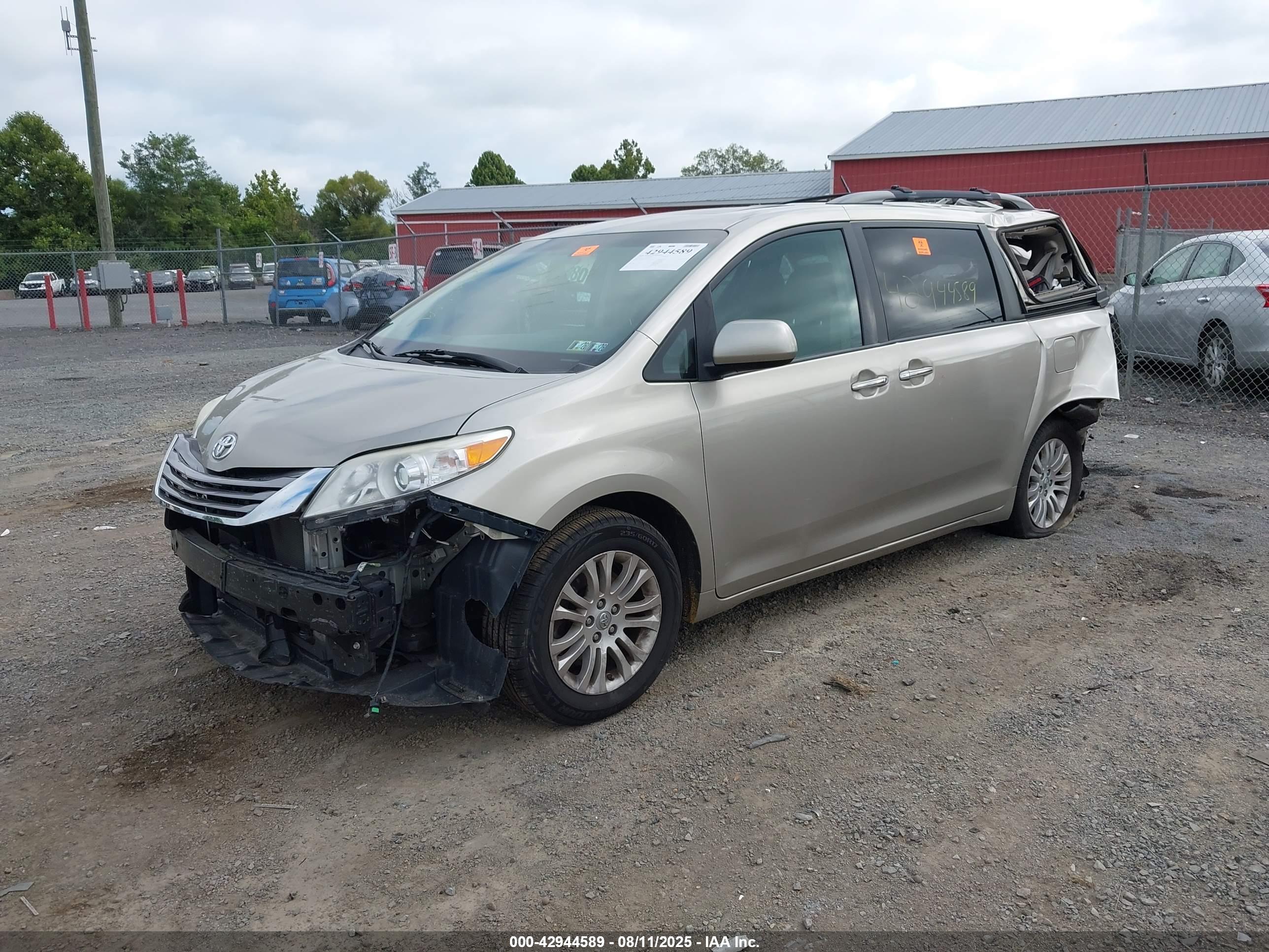 TOYOTA SIENNA image 2