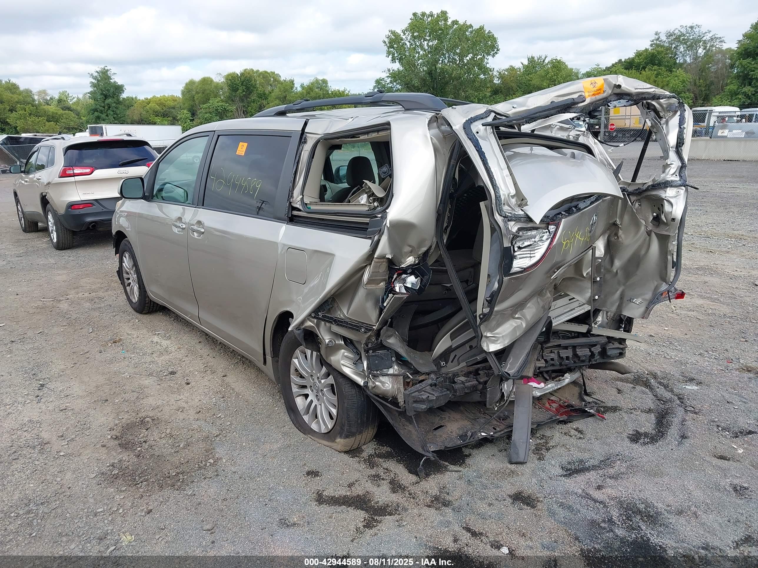 TOYOTA SIENNA image 3