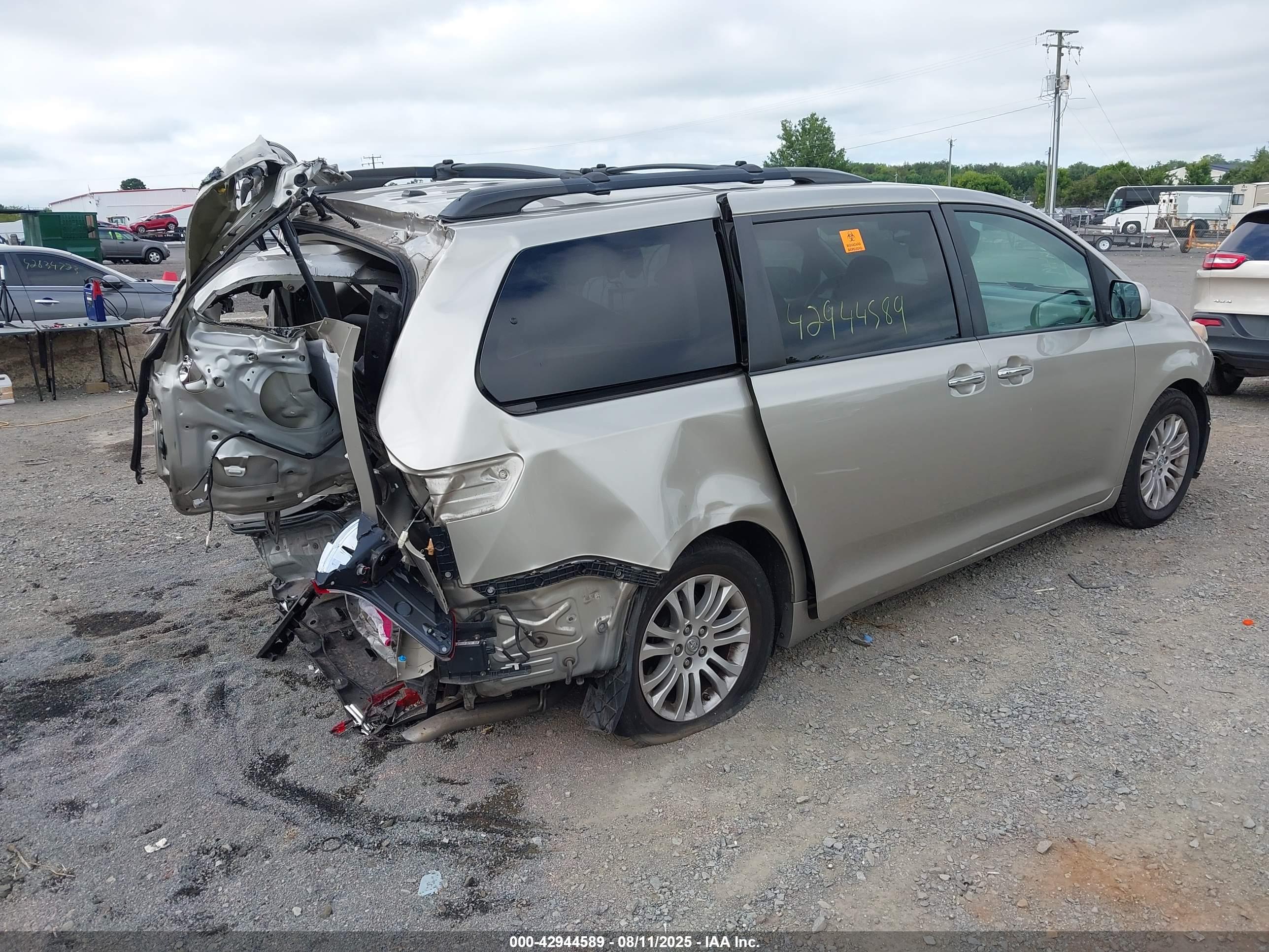 TOYOTA SIENNA image 4