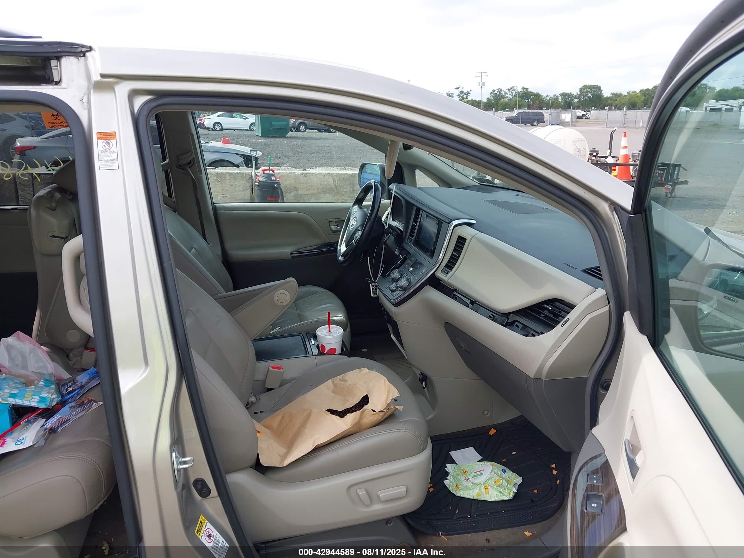 TOYOTA SIENNA image 5
