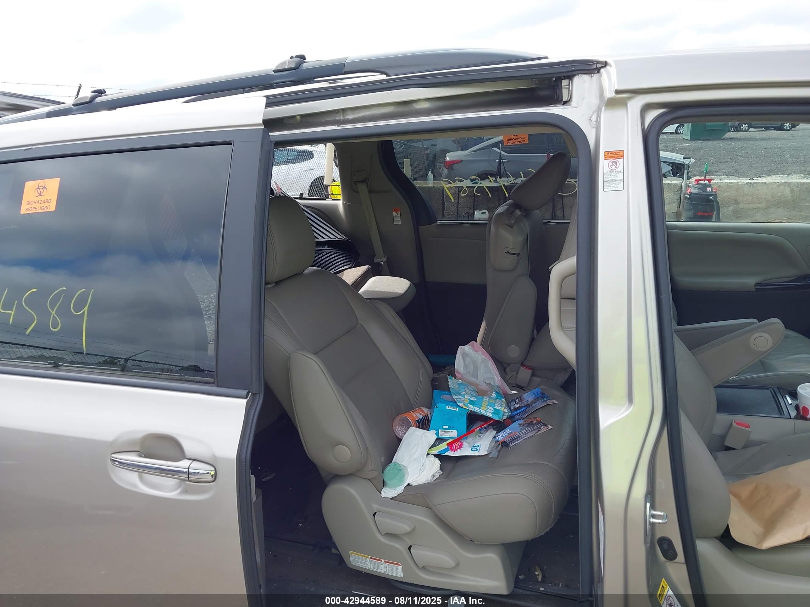 TOYOTA SIENNA image 8