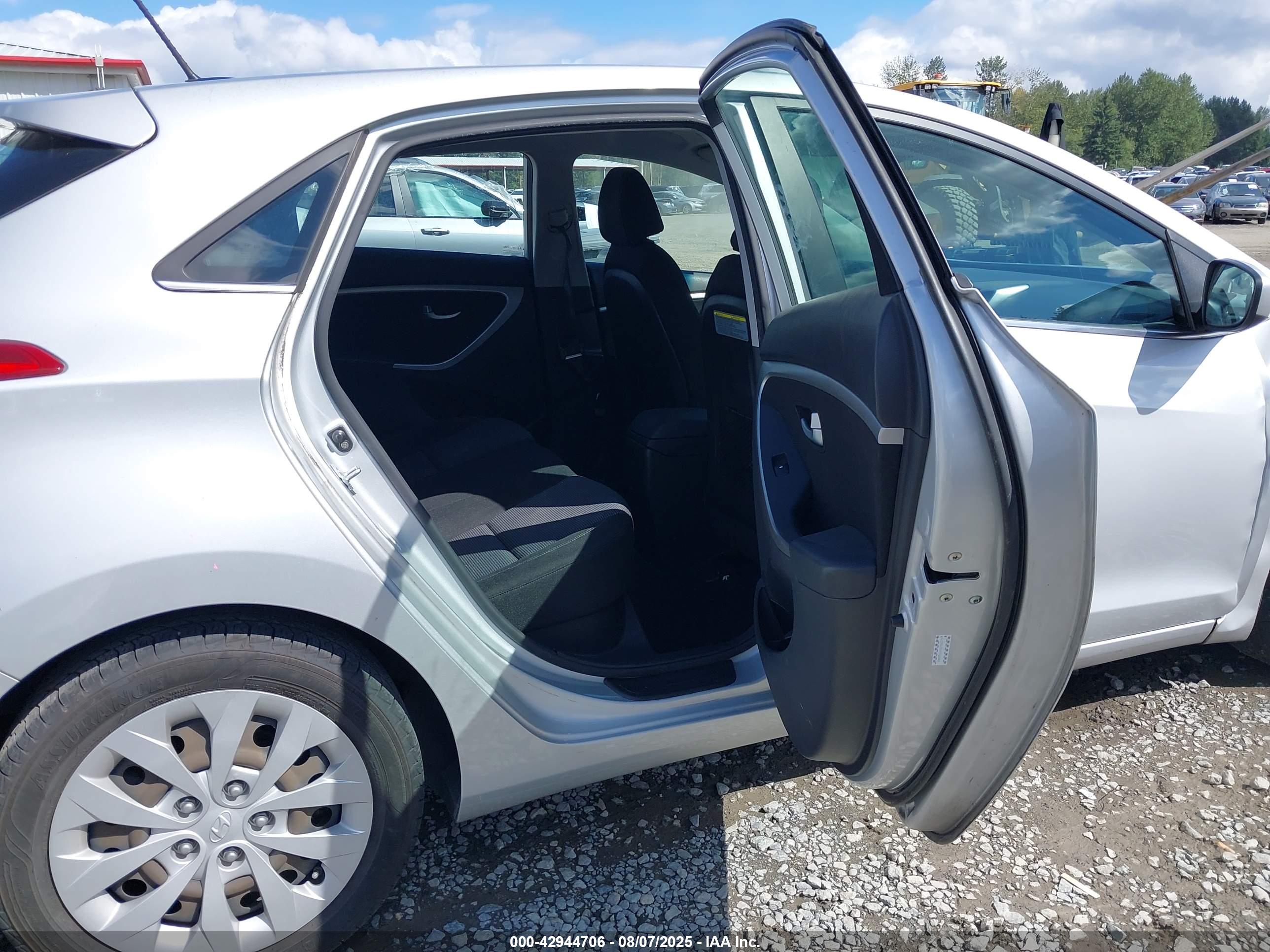 HYUNDAI ELANTRA image 8