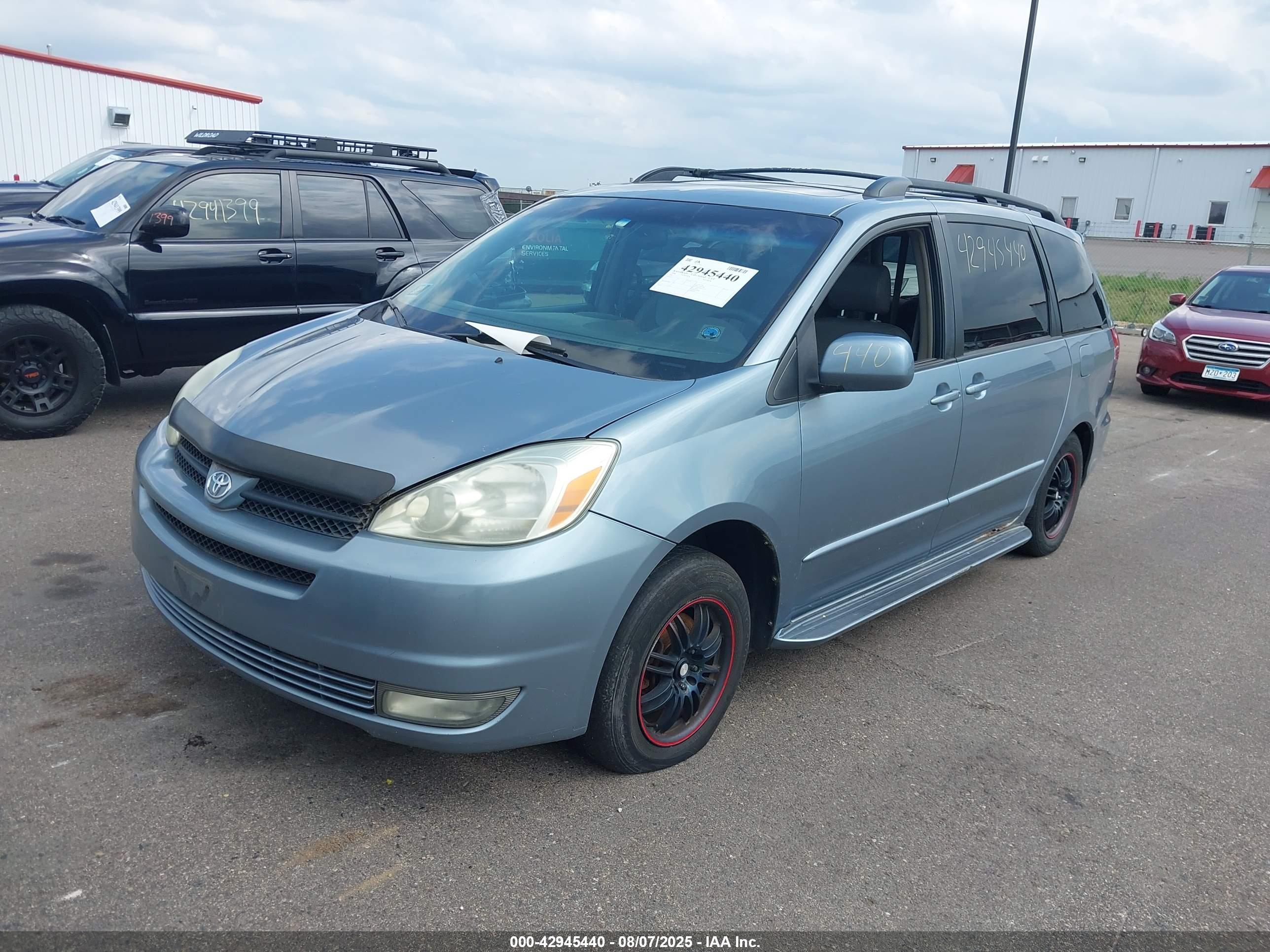 TOYOTA SIENNA image 2