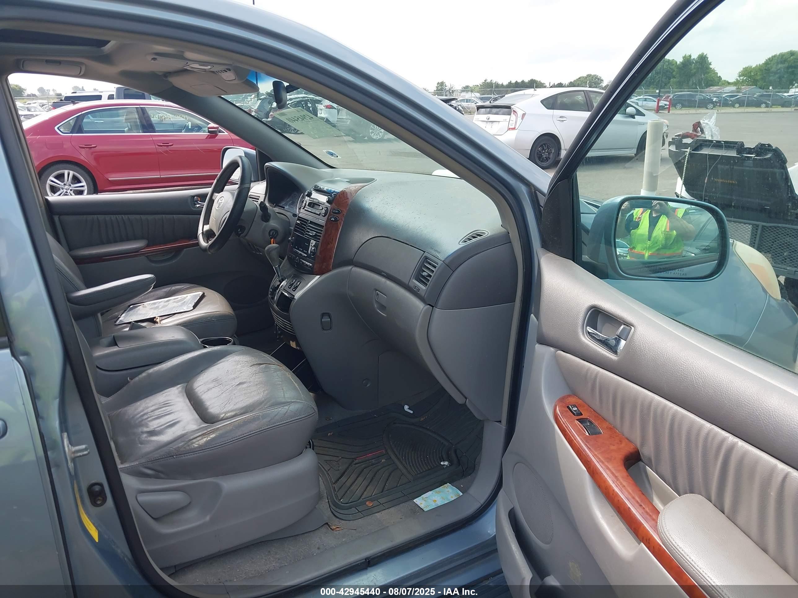 TOYOTA SIENNA image 5
