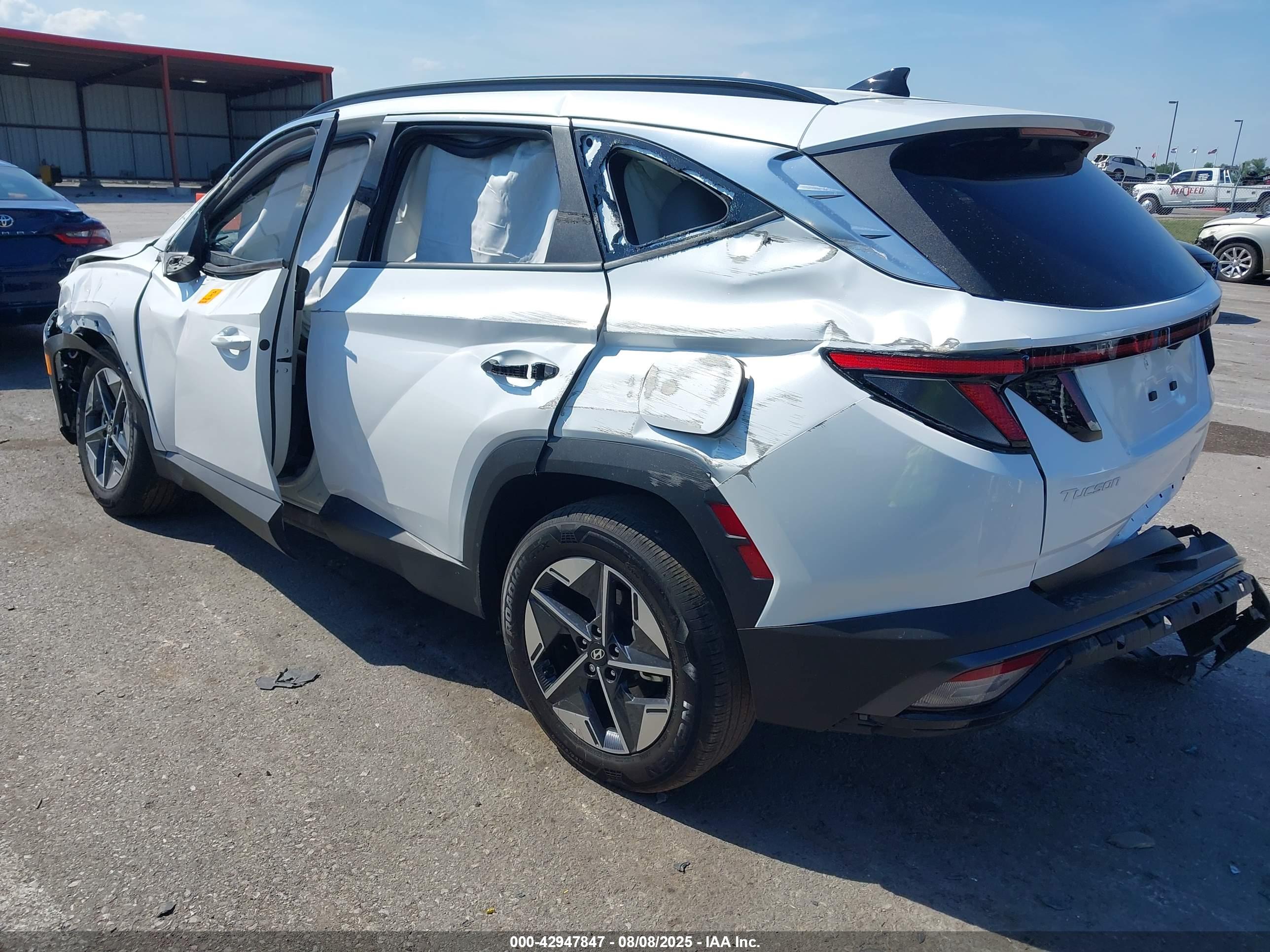 HYUNDAI TUCSON image 3