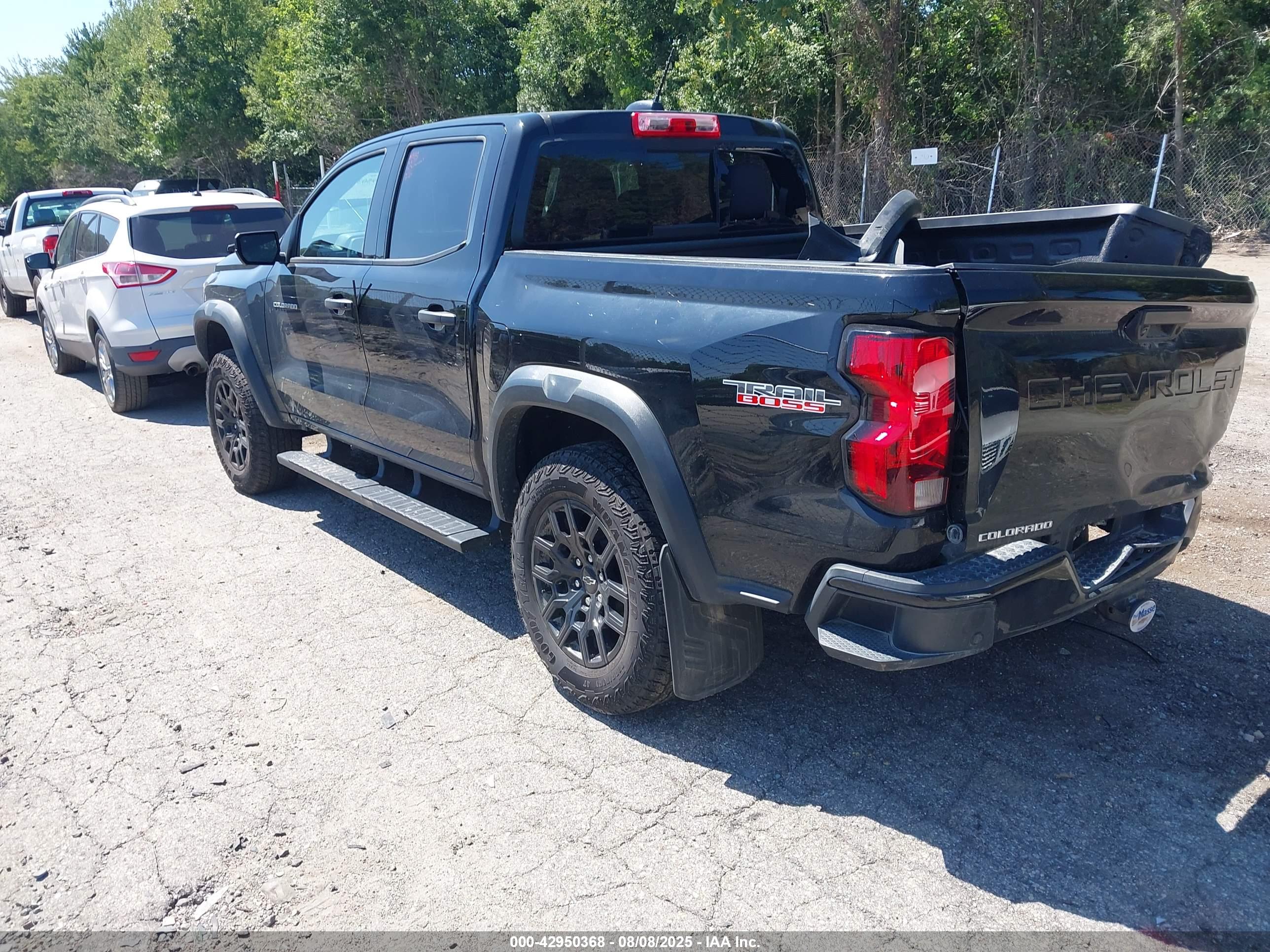 CHEVROLET COLORADO image 3