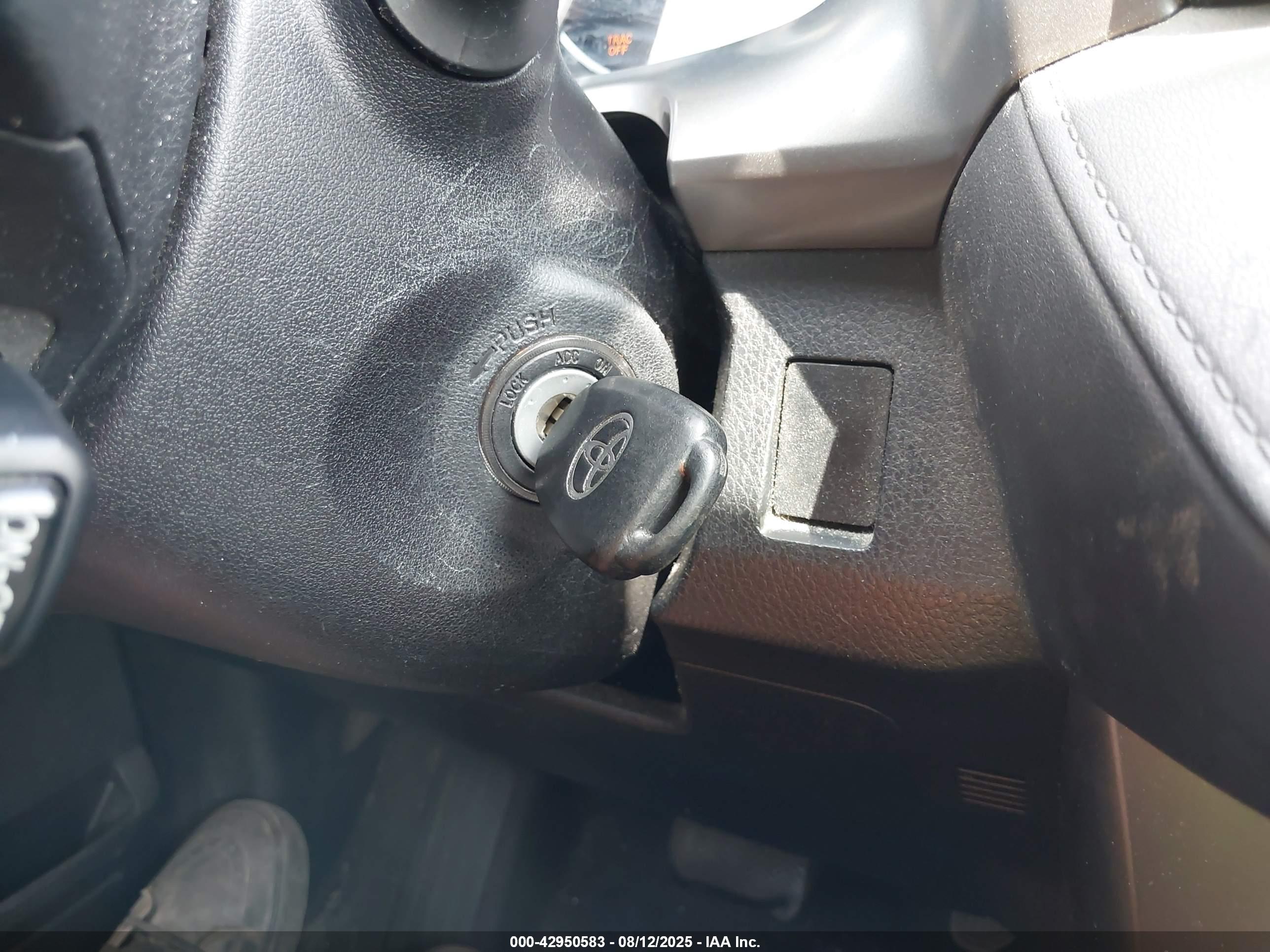 TOYOTA RAV4 image 11