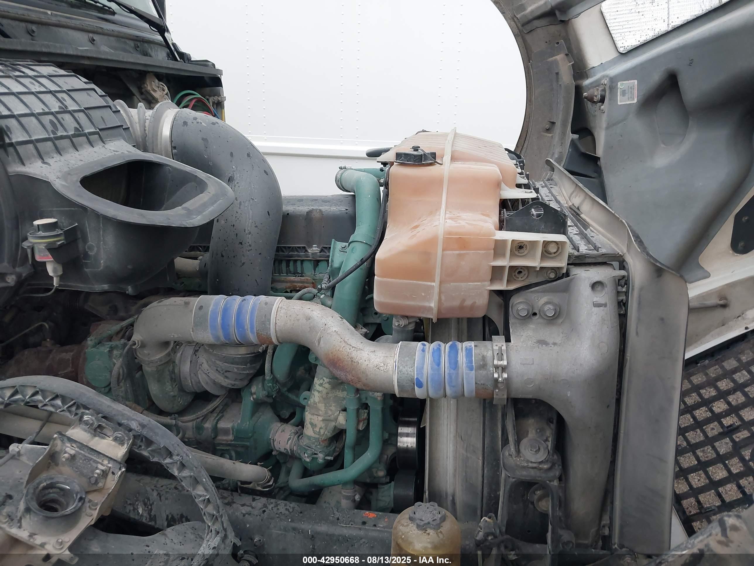 VOLVO VNL image 10
