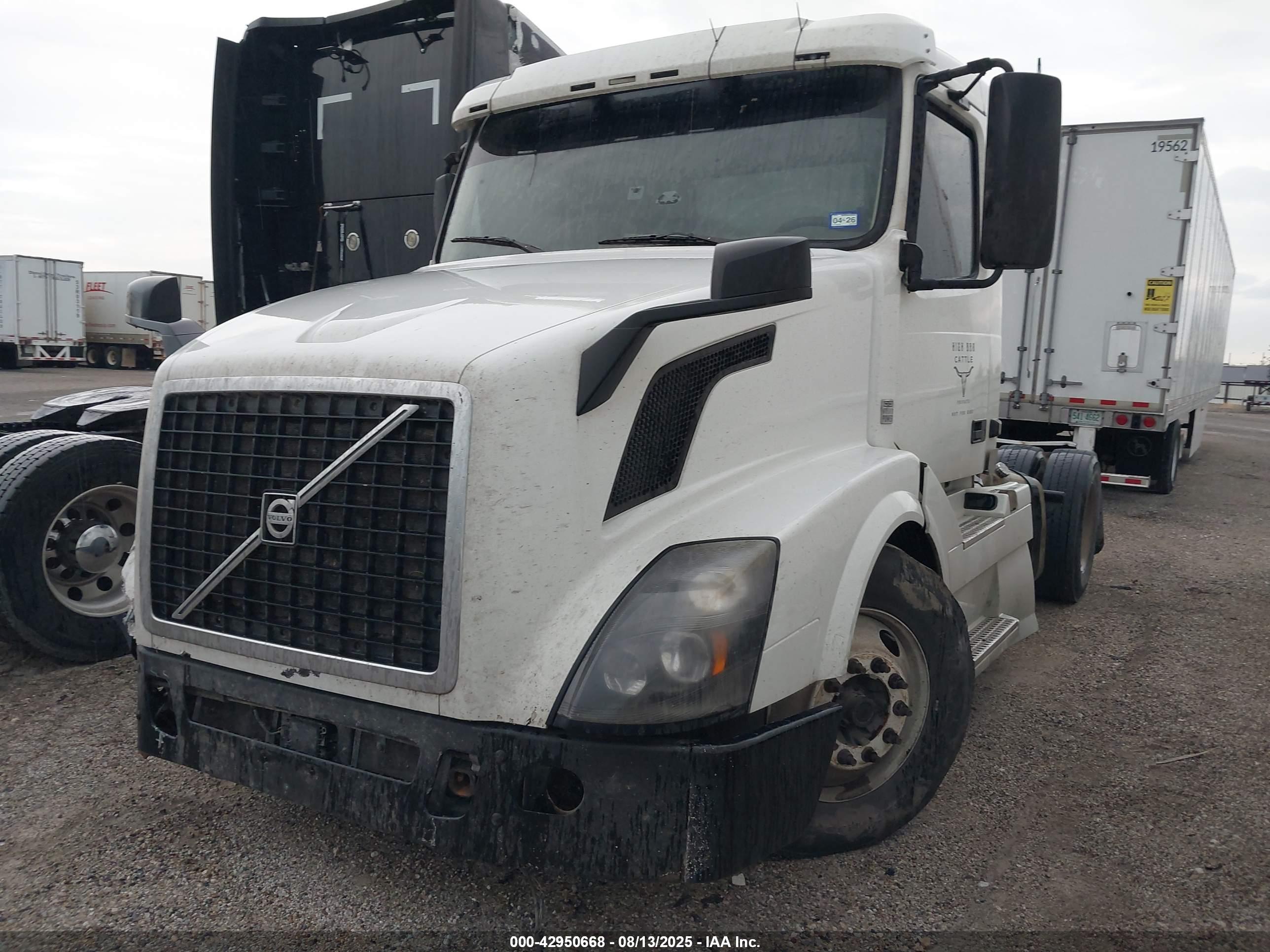 VOLVO VNL image 2