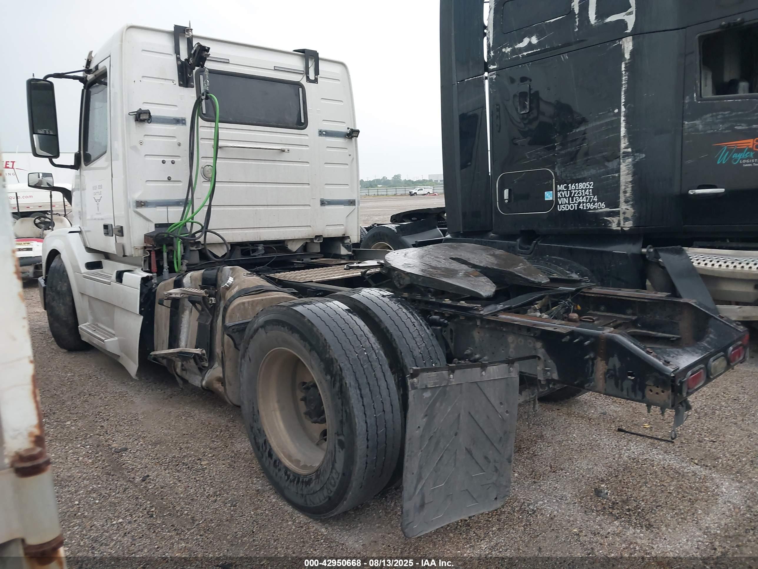 VOLVO VNL image 3