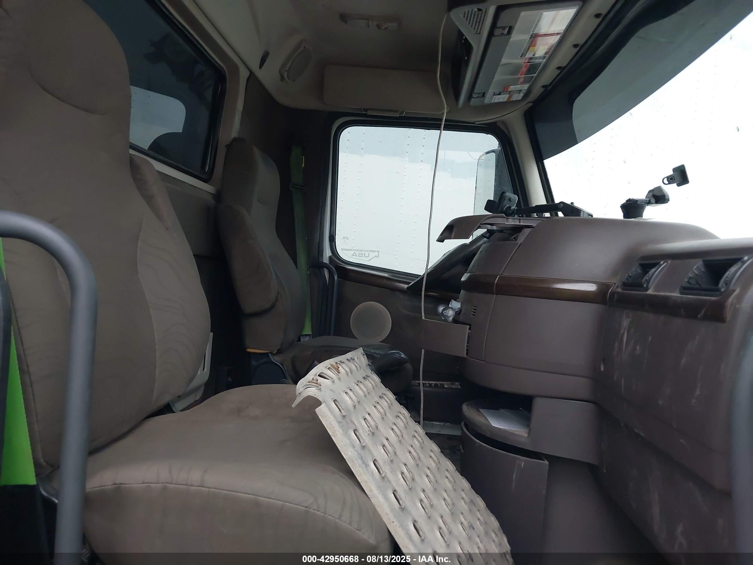 VOLVO VNL image 7