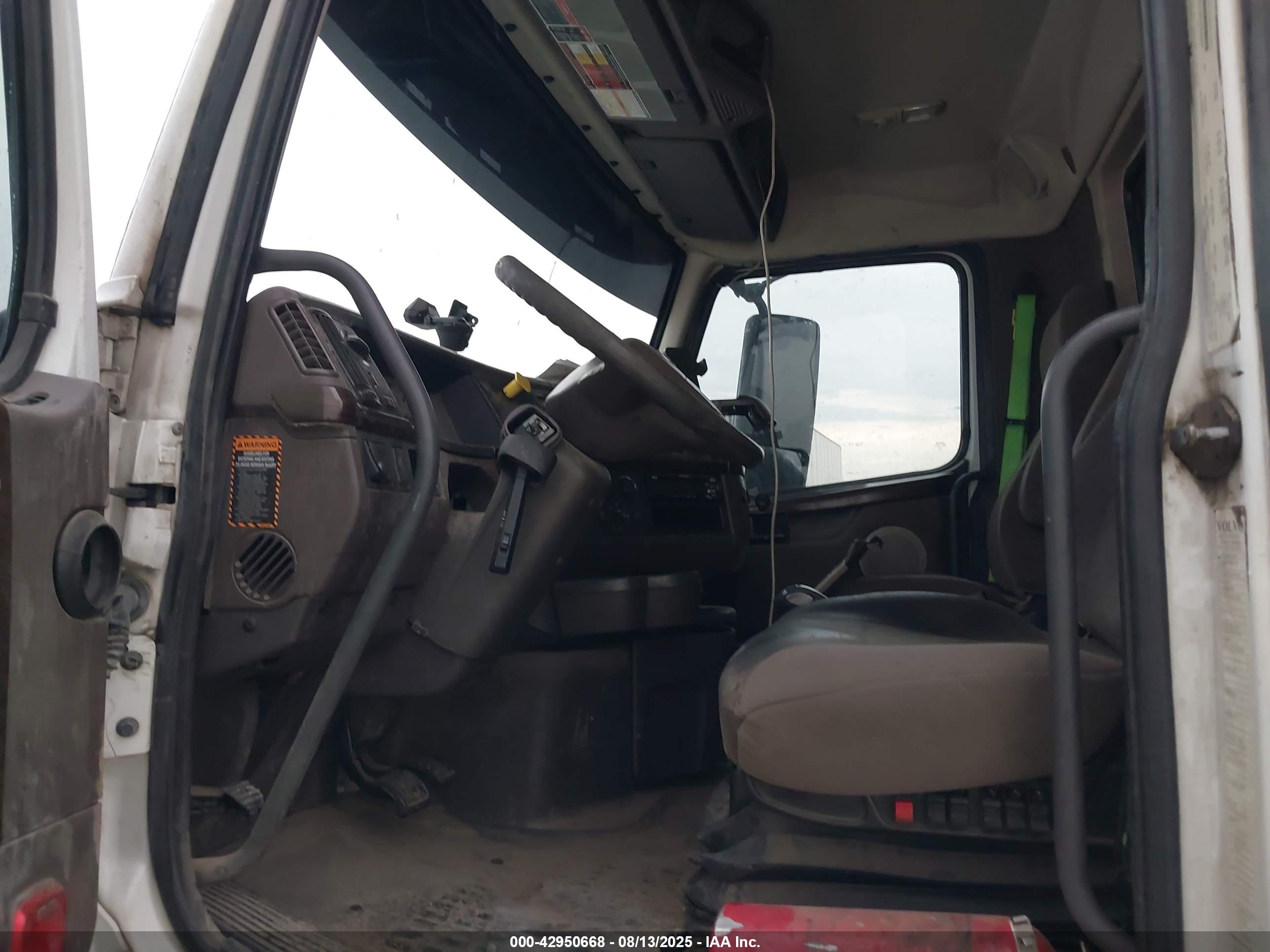 VOLVO VNL image 8