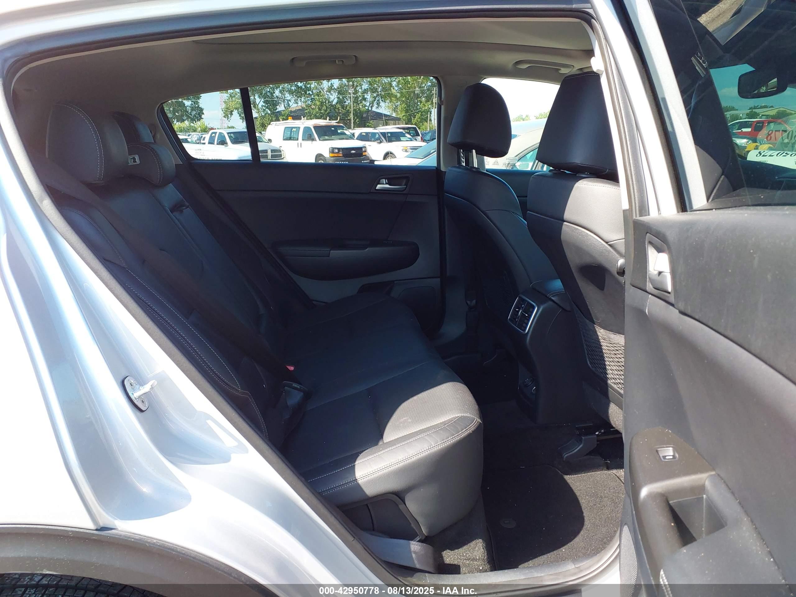 KIA SPORTAGE image 8