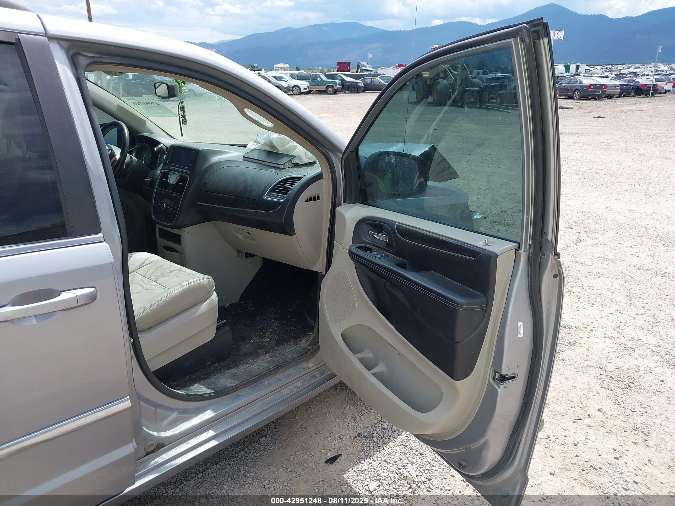 CHRYSLER TOWN image 5