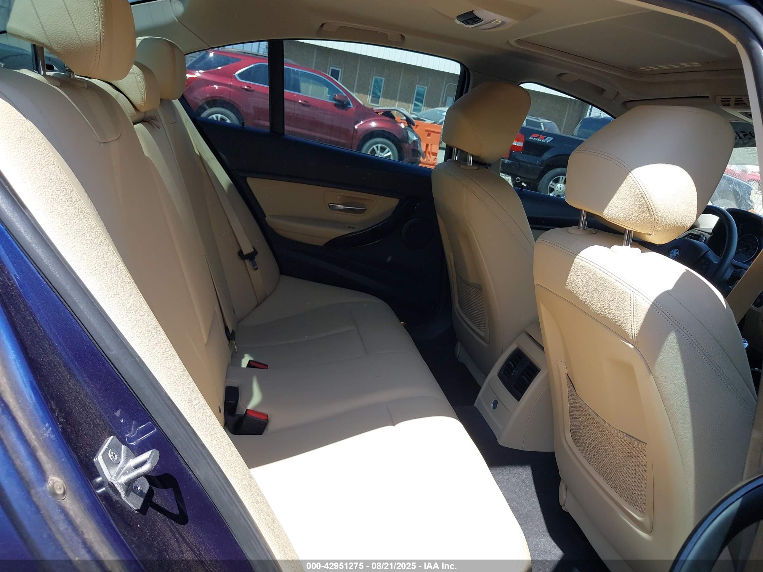 BMW 320I image 8
