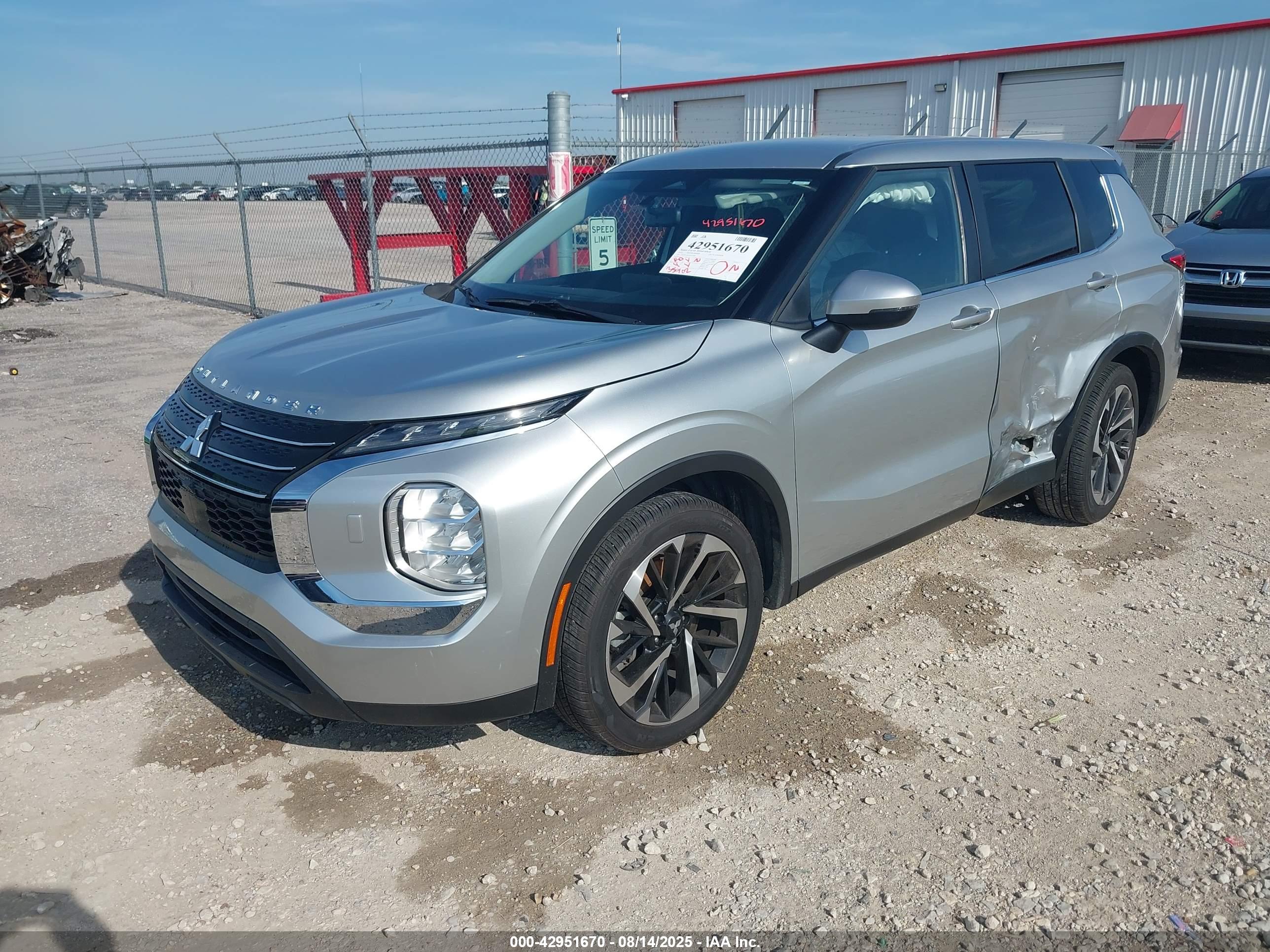 MITSUBISHI OUTLANDER image 2