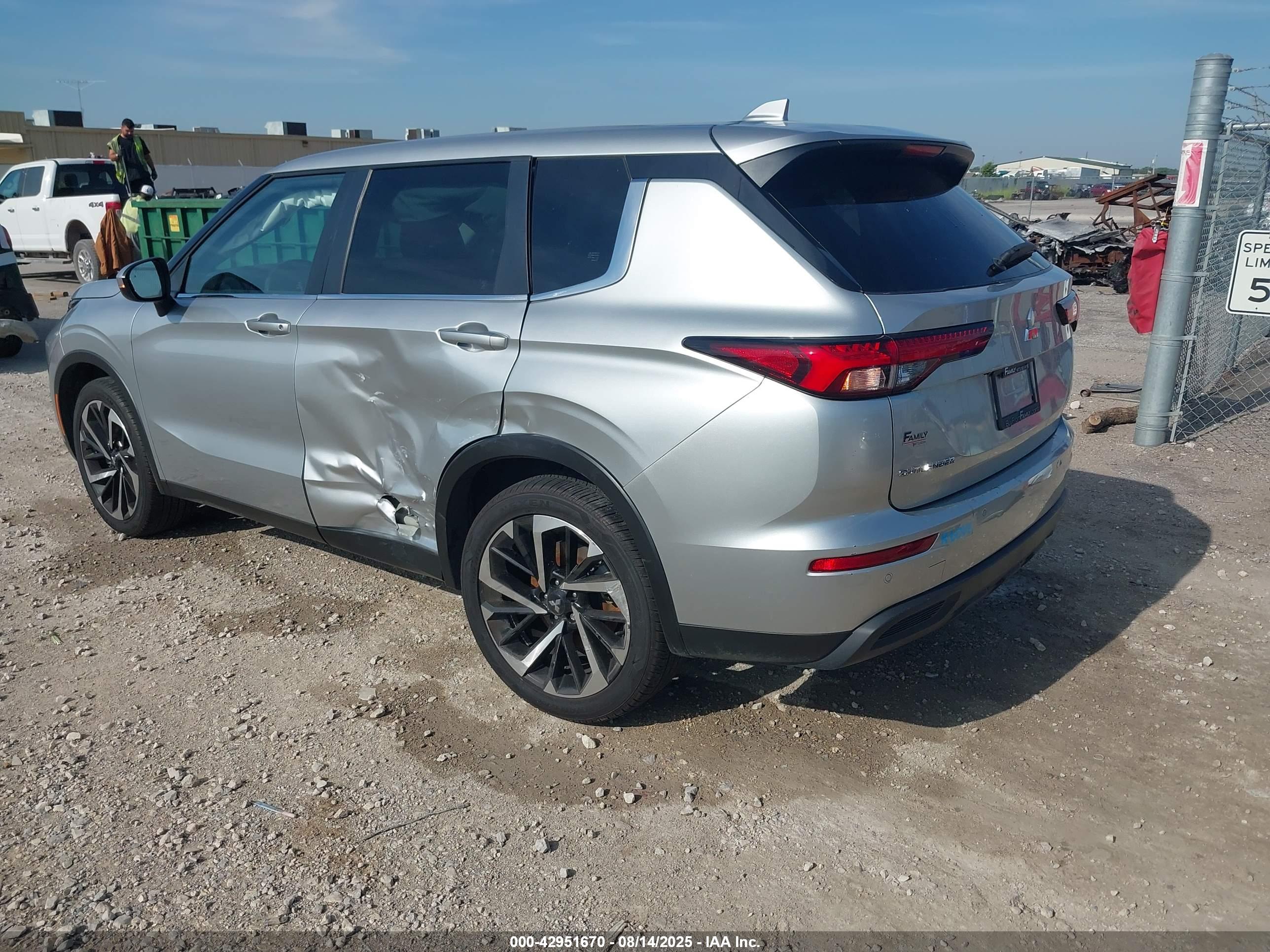 MITSUBISHI OUTLANDER image 3