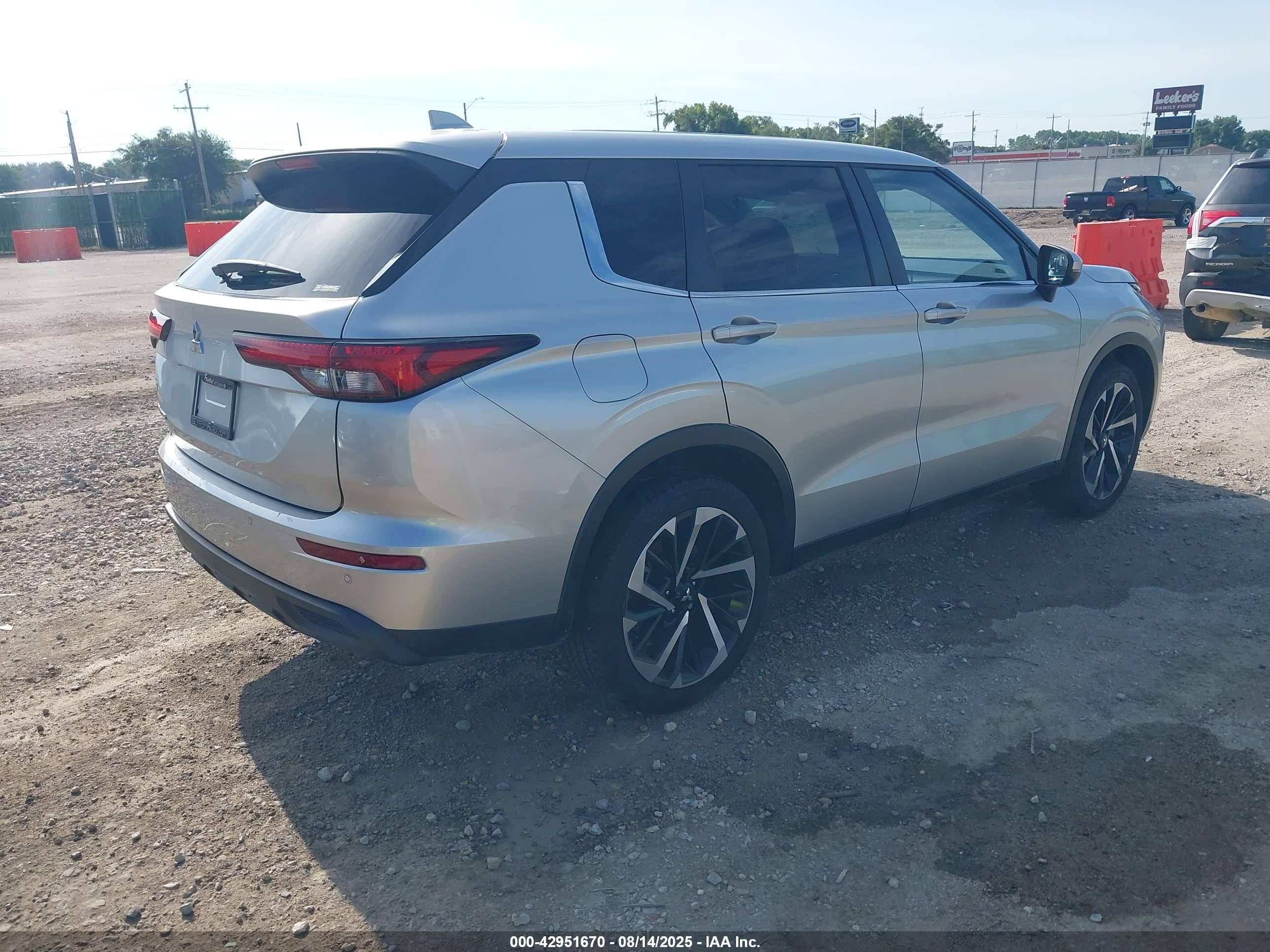 MITSUBISHI OUTLANDER image 4