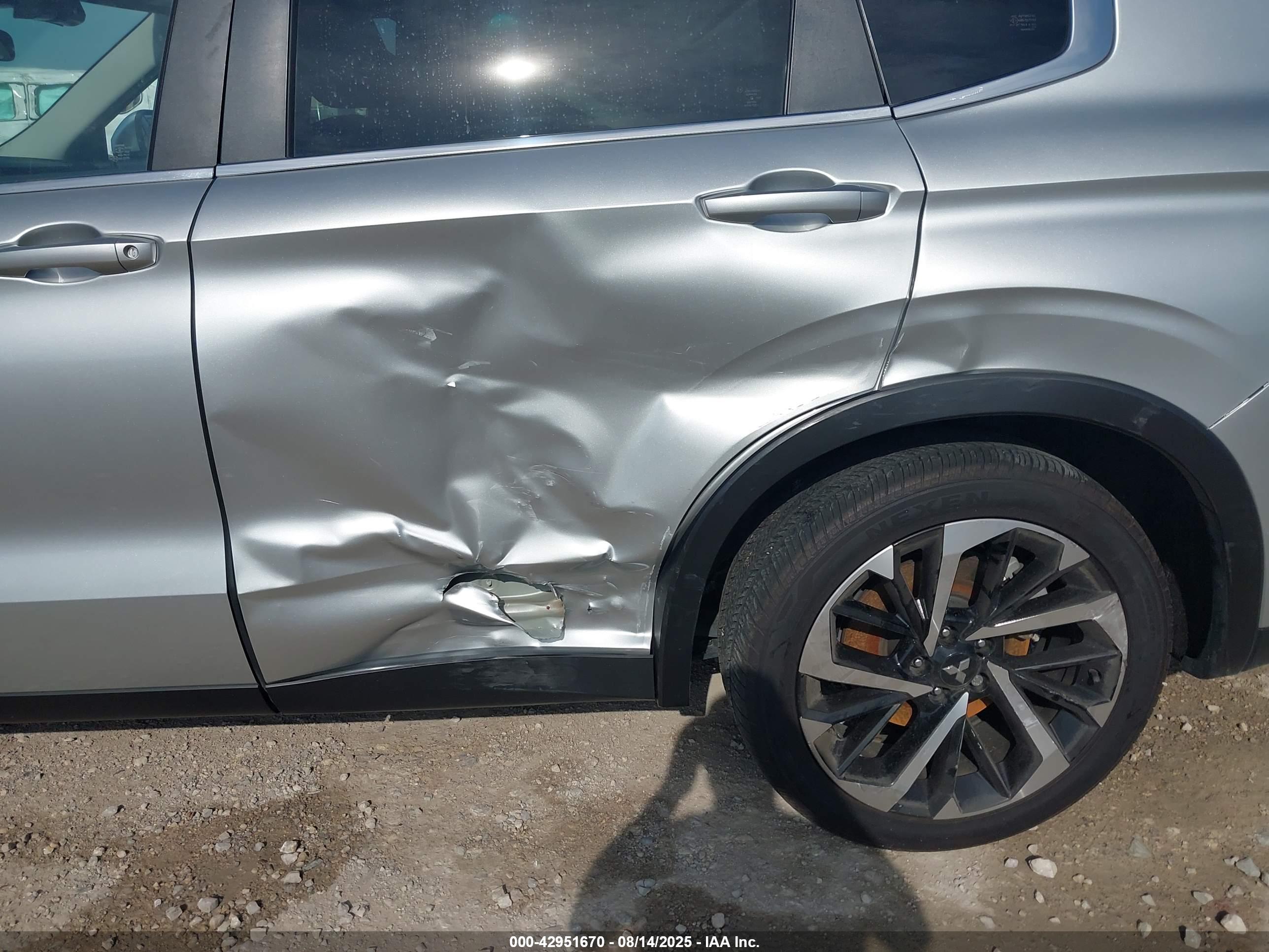 MITSUBISHI OUTLANDER image 6