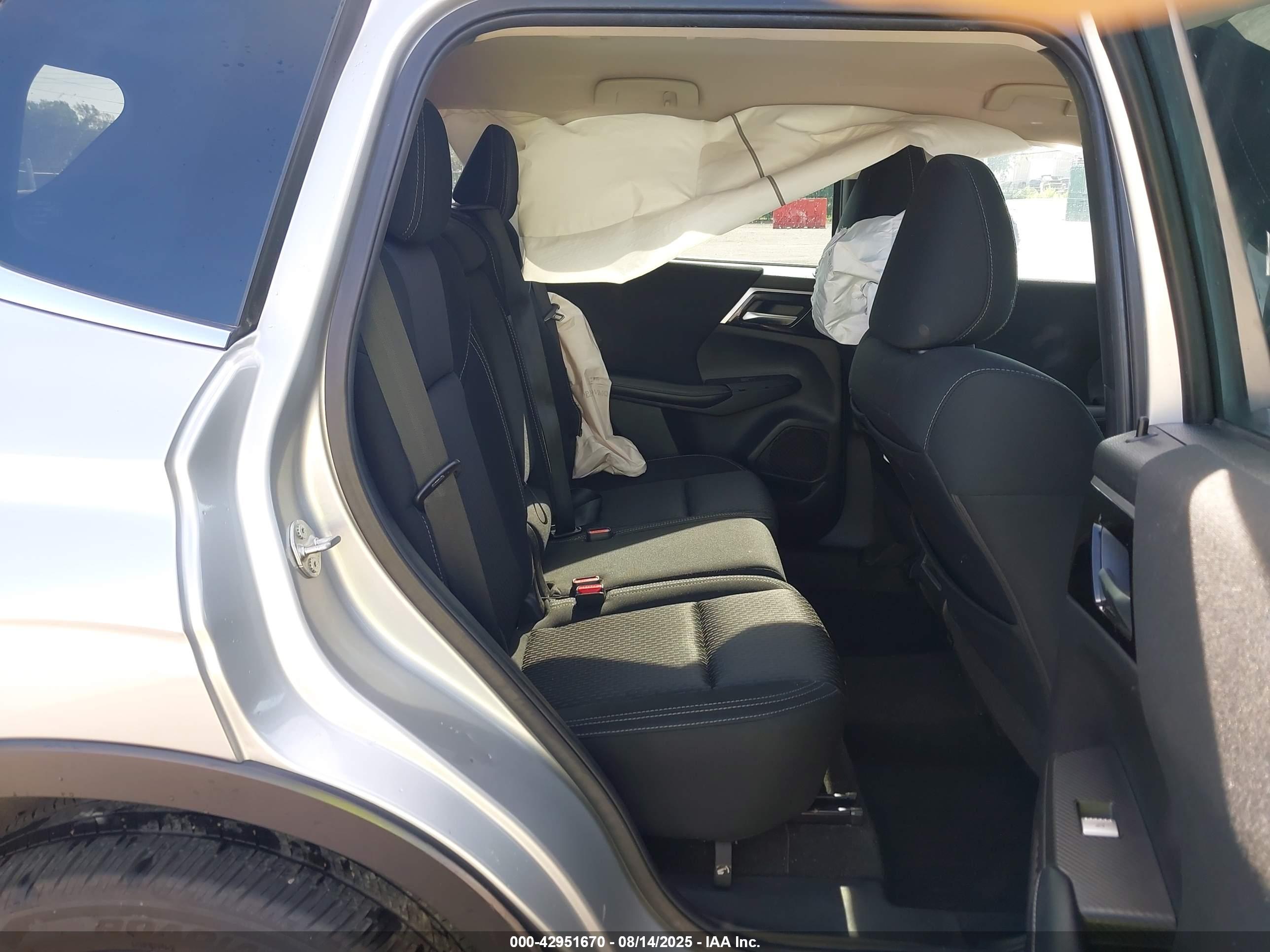 MITSUBISHI OUTLANDER image 8