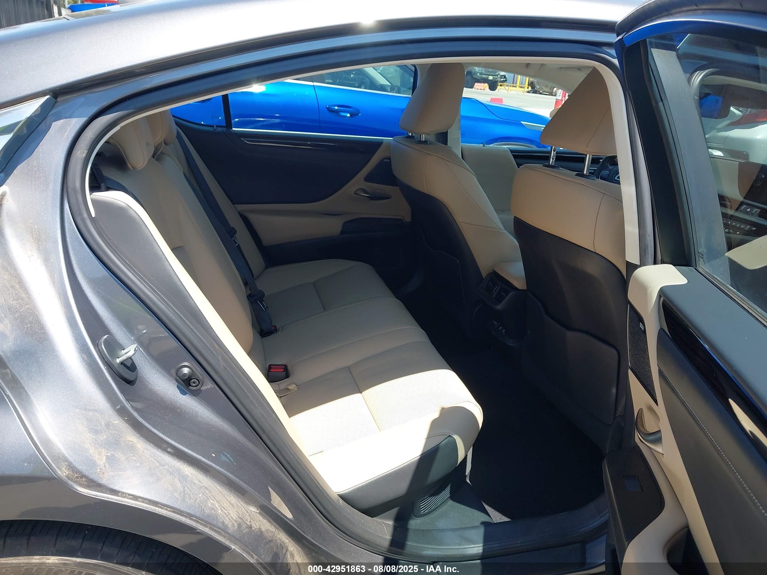 LEXUS ES image 8