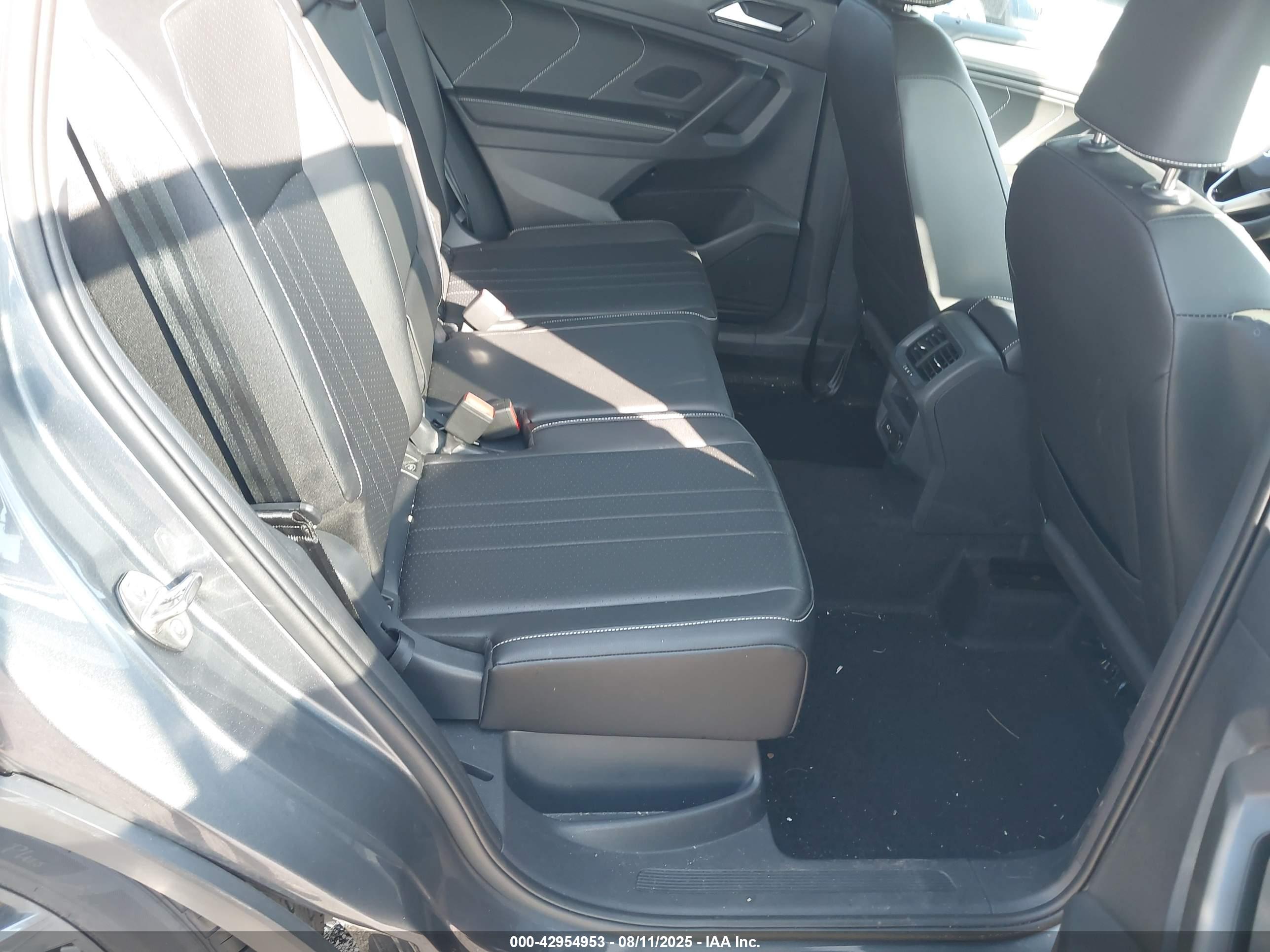 VOLKSWAGEN TIGUAN image 8