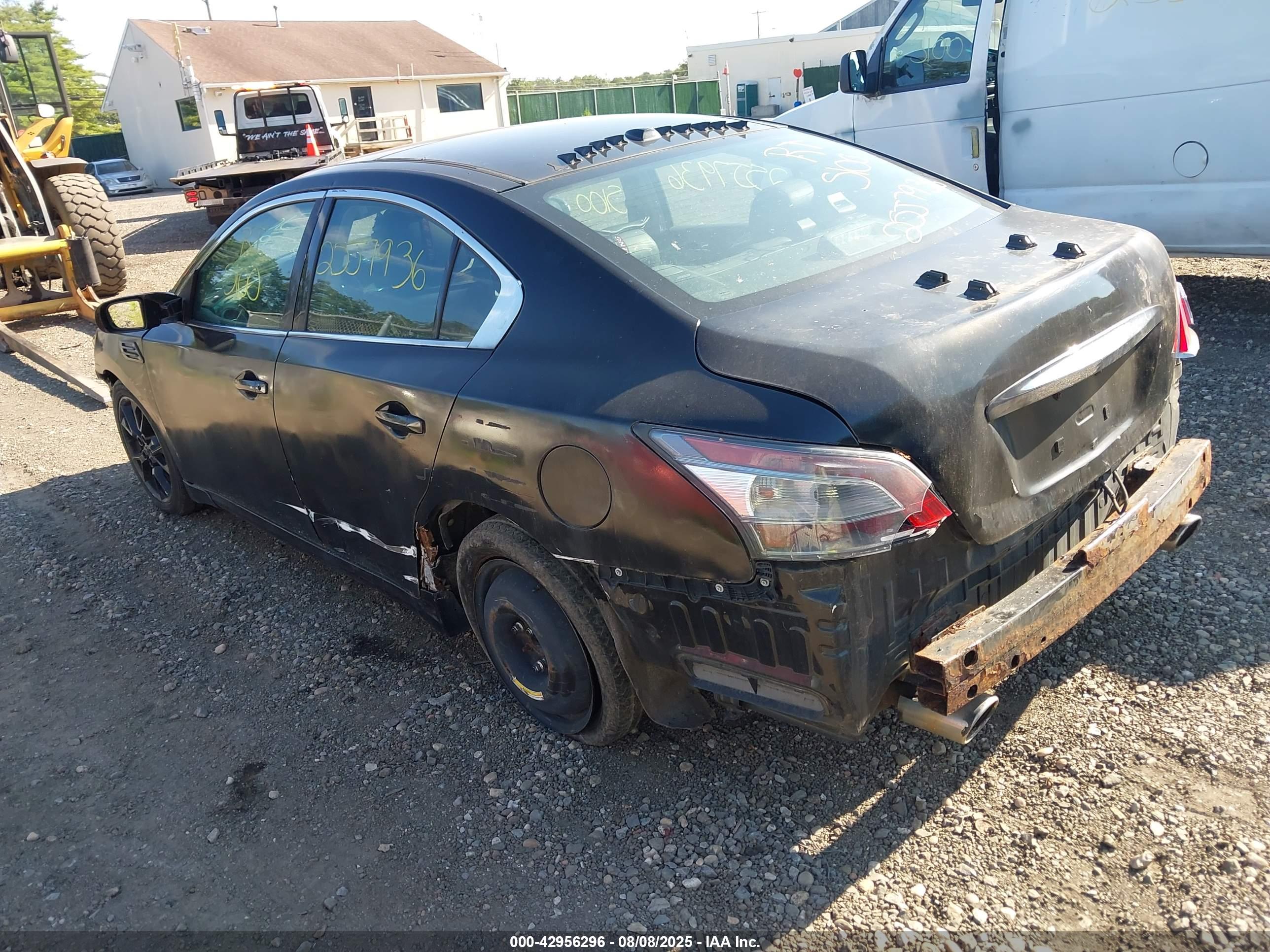 NISSAN MAXIMA image 3