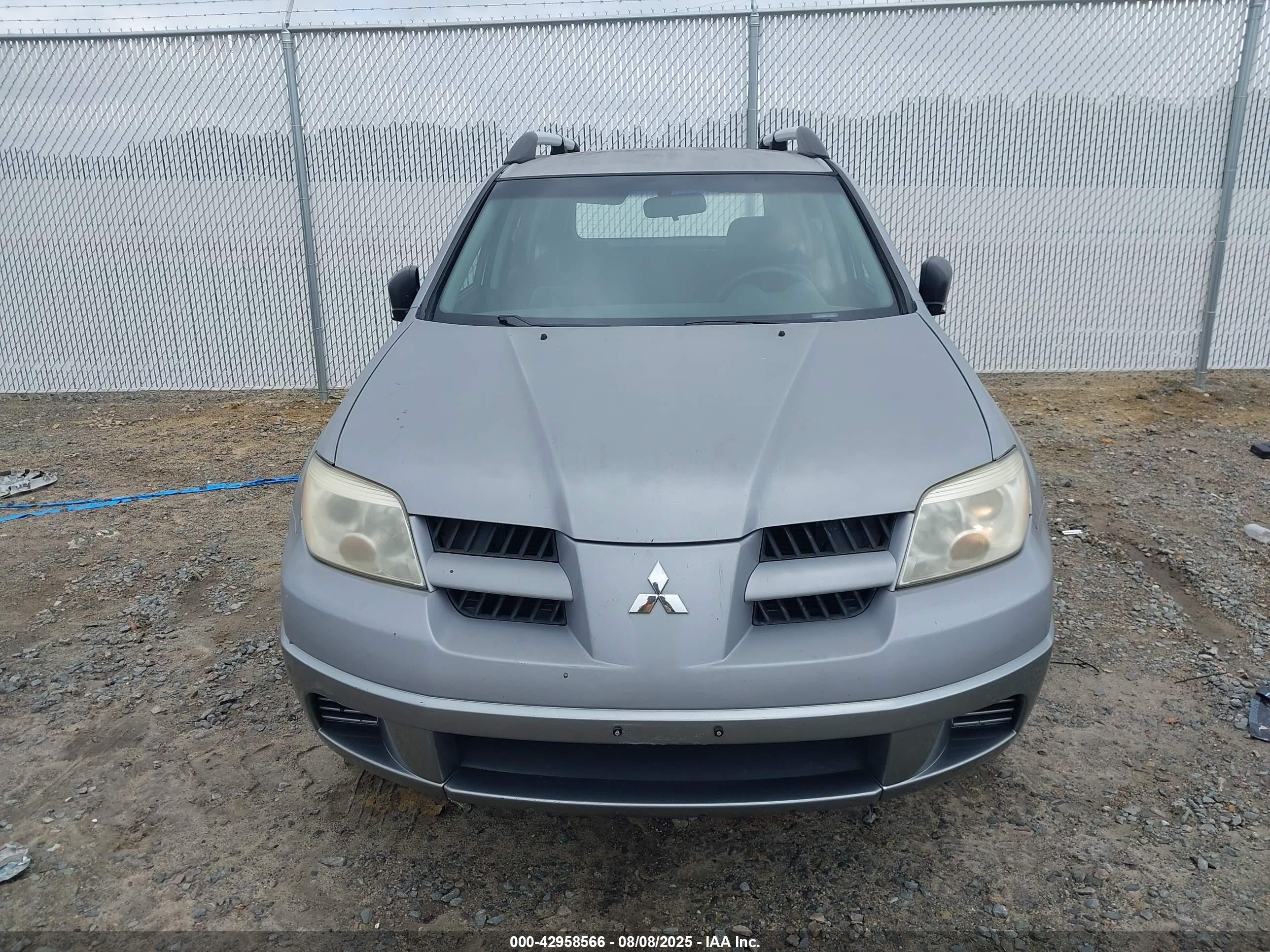 MITSUBISHI OUTLANDER image 6