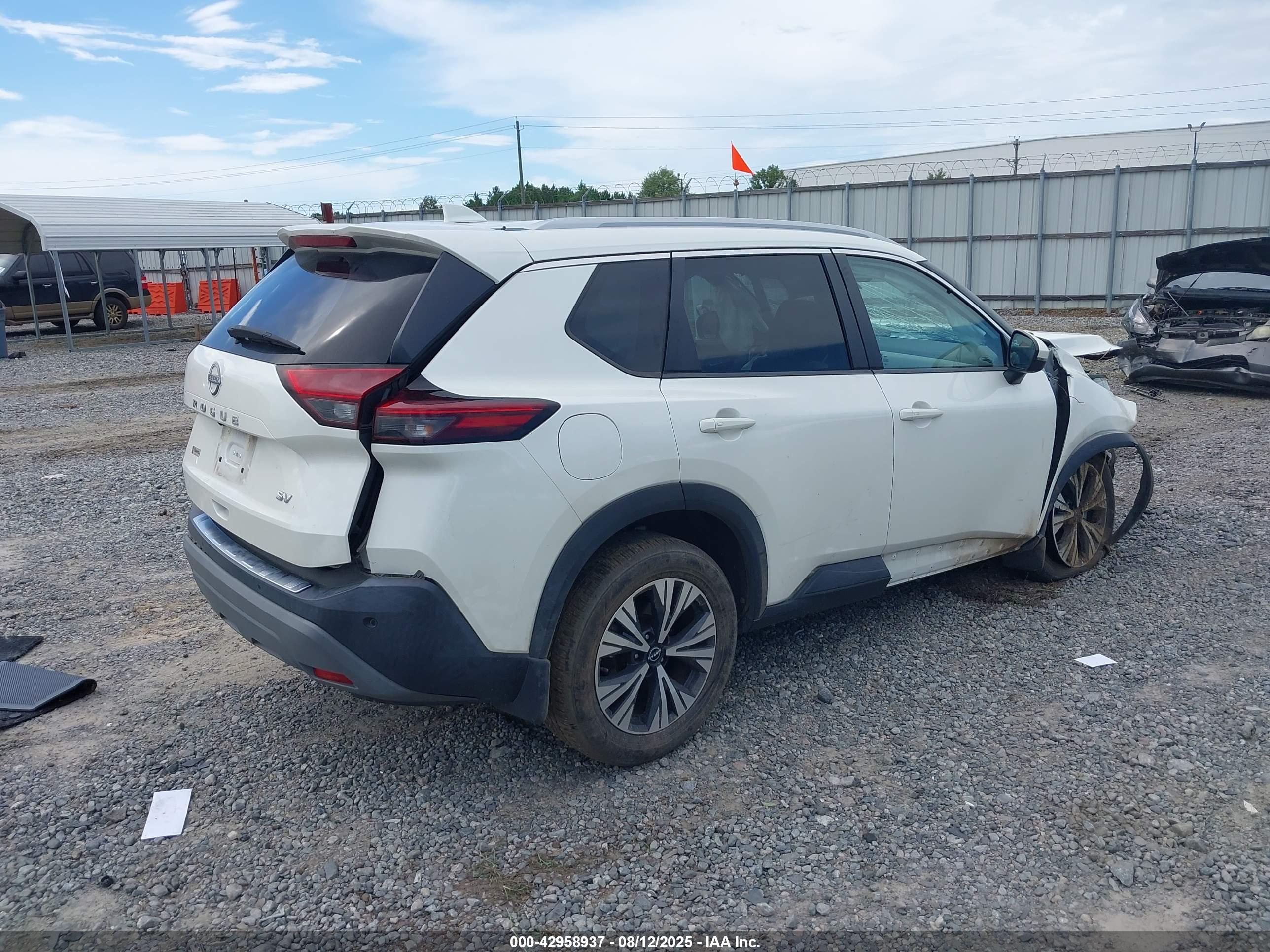NISSAN ROGUE image 4