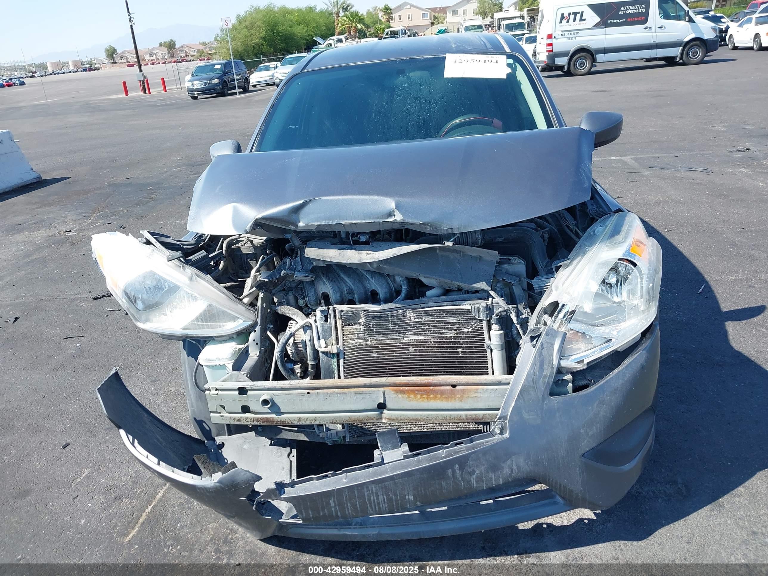 NISSAN VERSA image 6