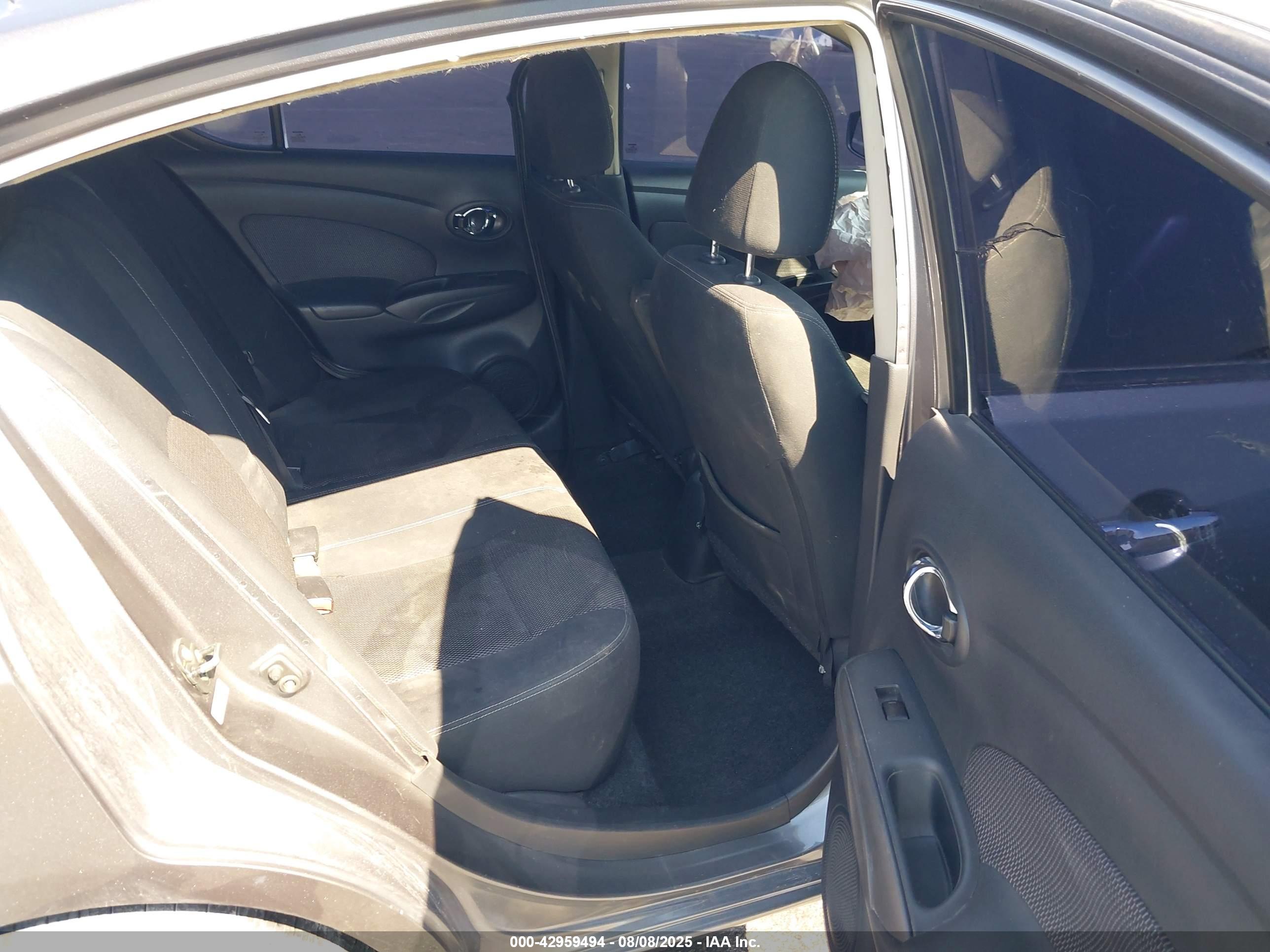 NISSAN VERSA image 8