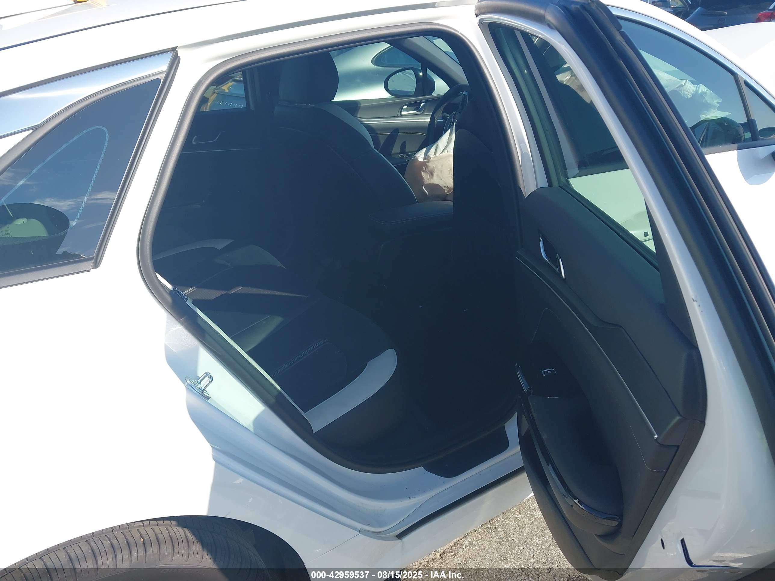 KIA K5 image 8
