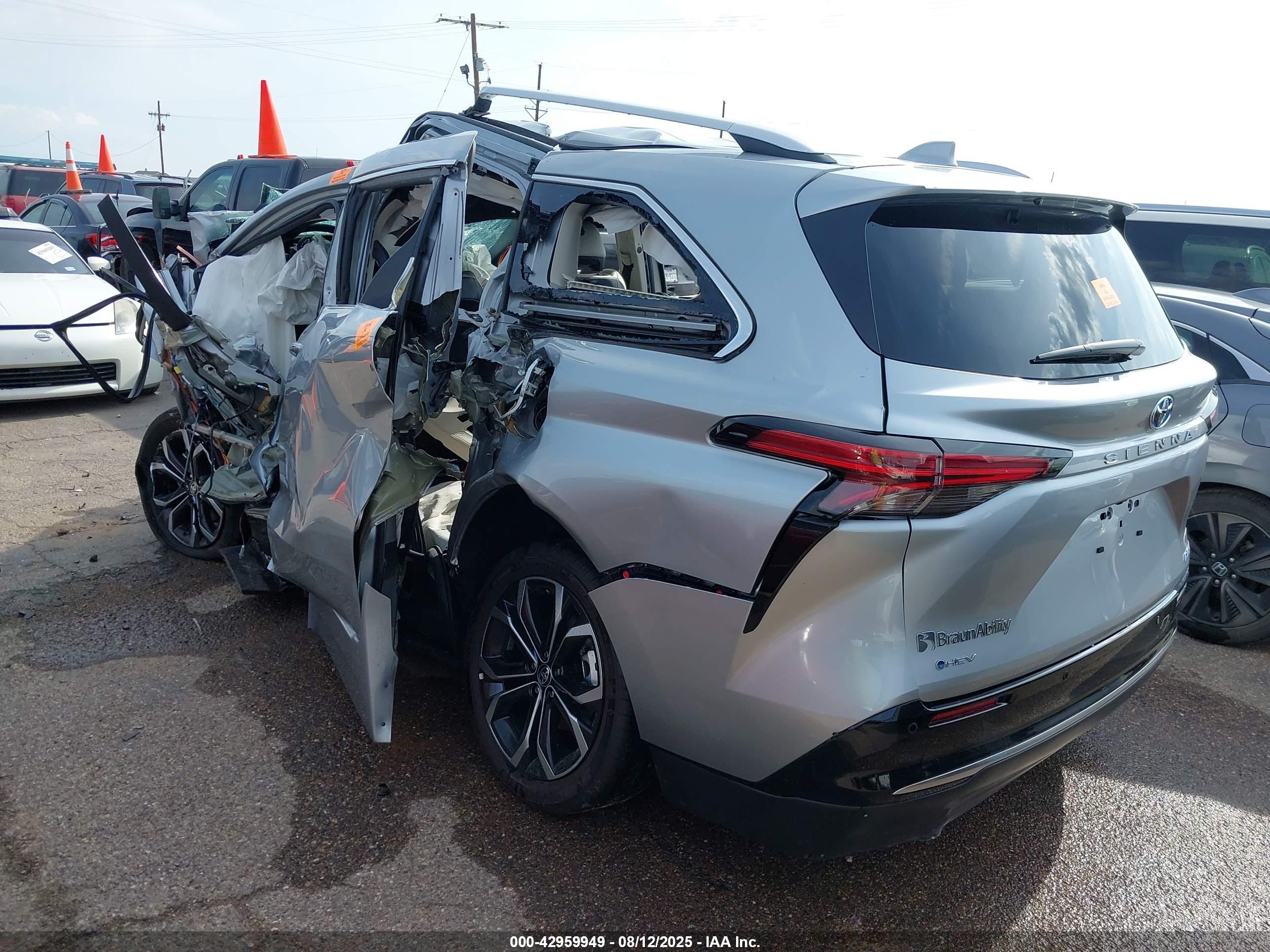 TOYOTA SIENNA image 3