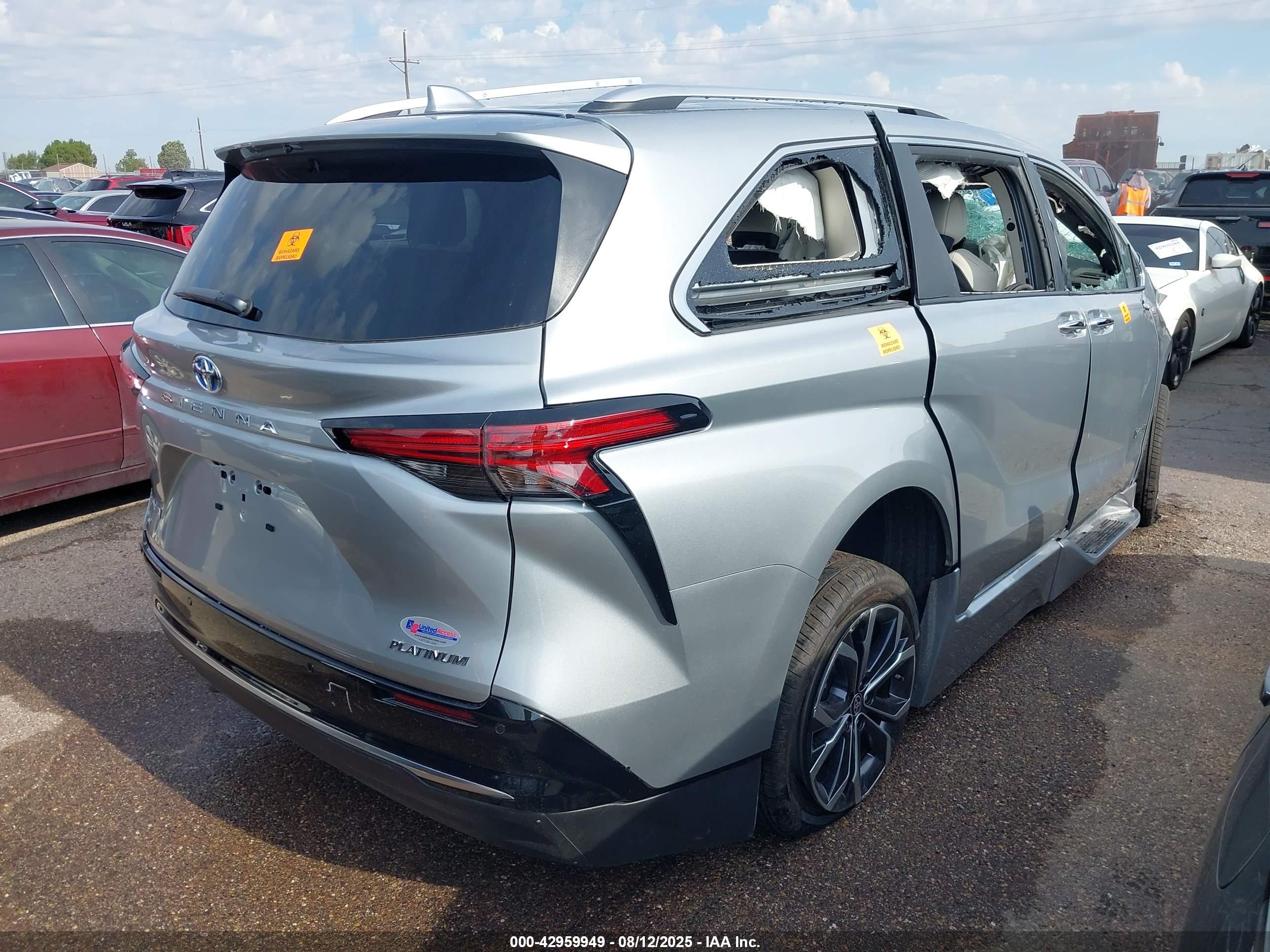 TOYOTA SIENNA image 4