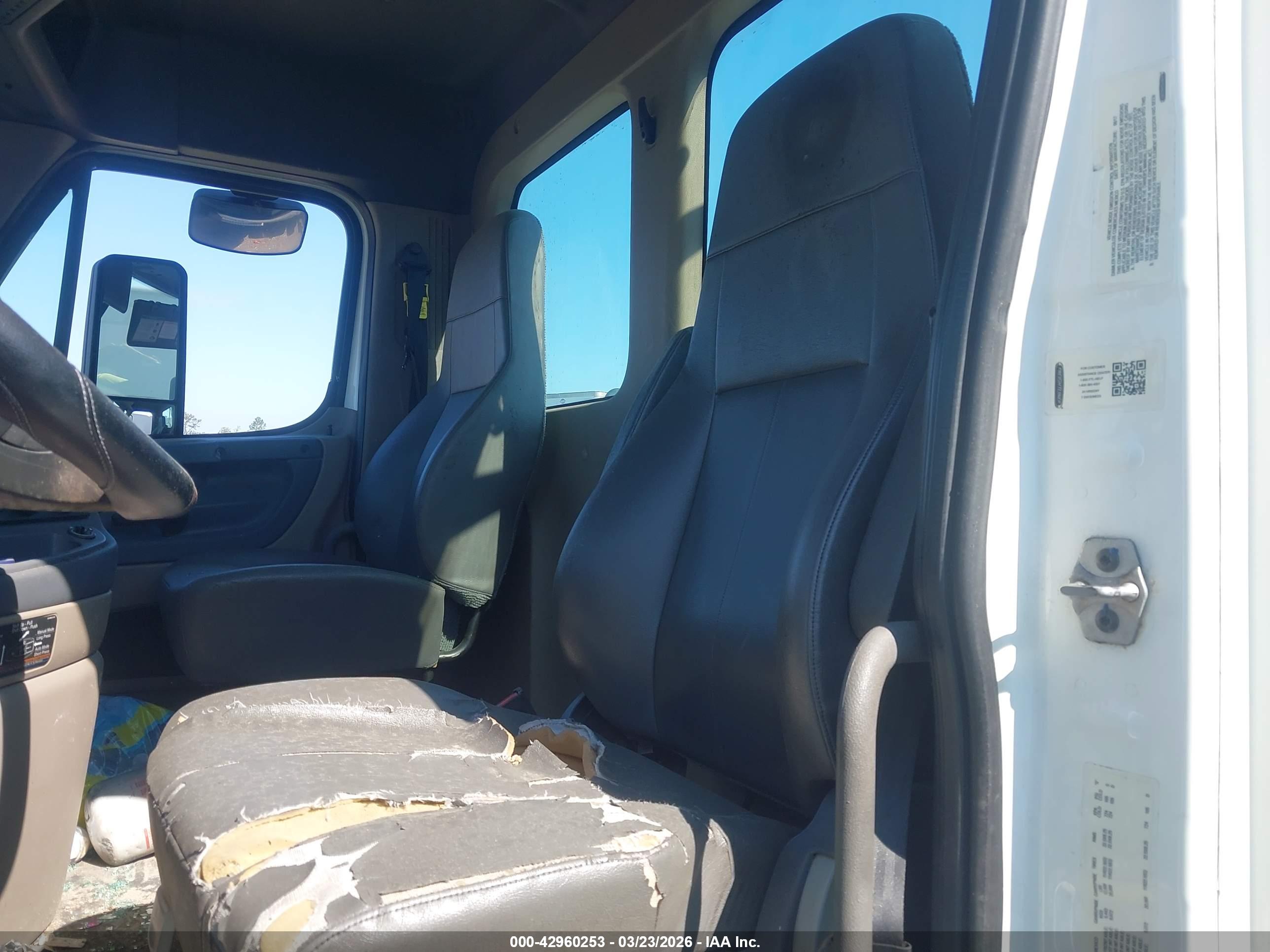 FREIGHTLINER CASCADIA image 8