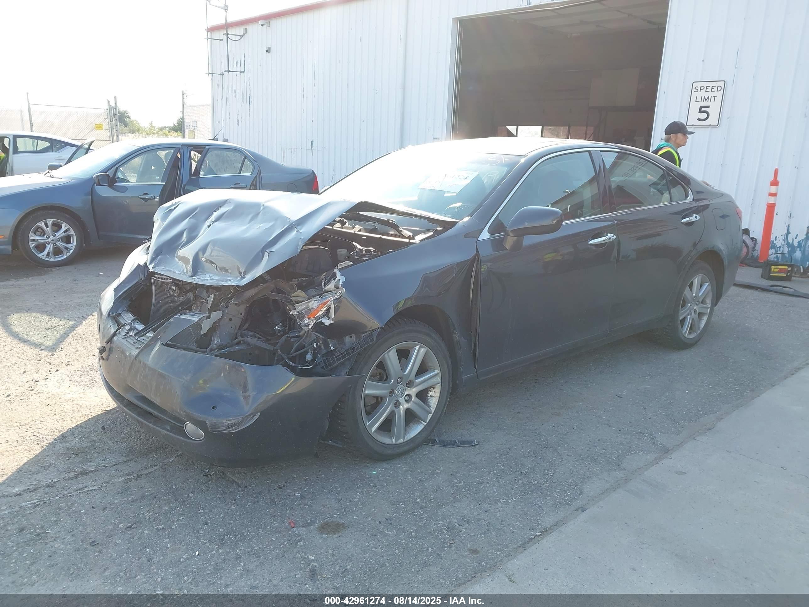LEXUS ES image 2