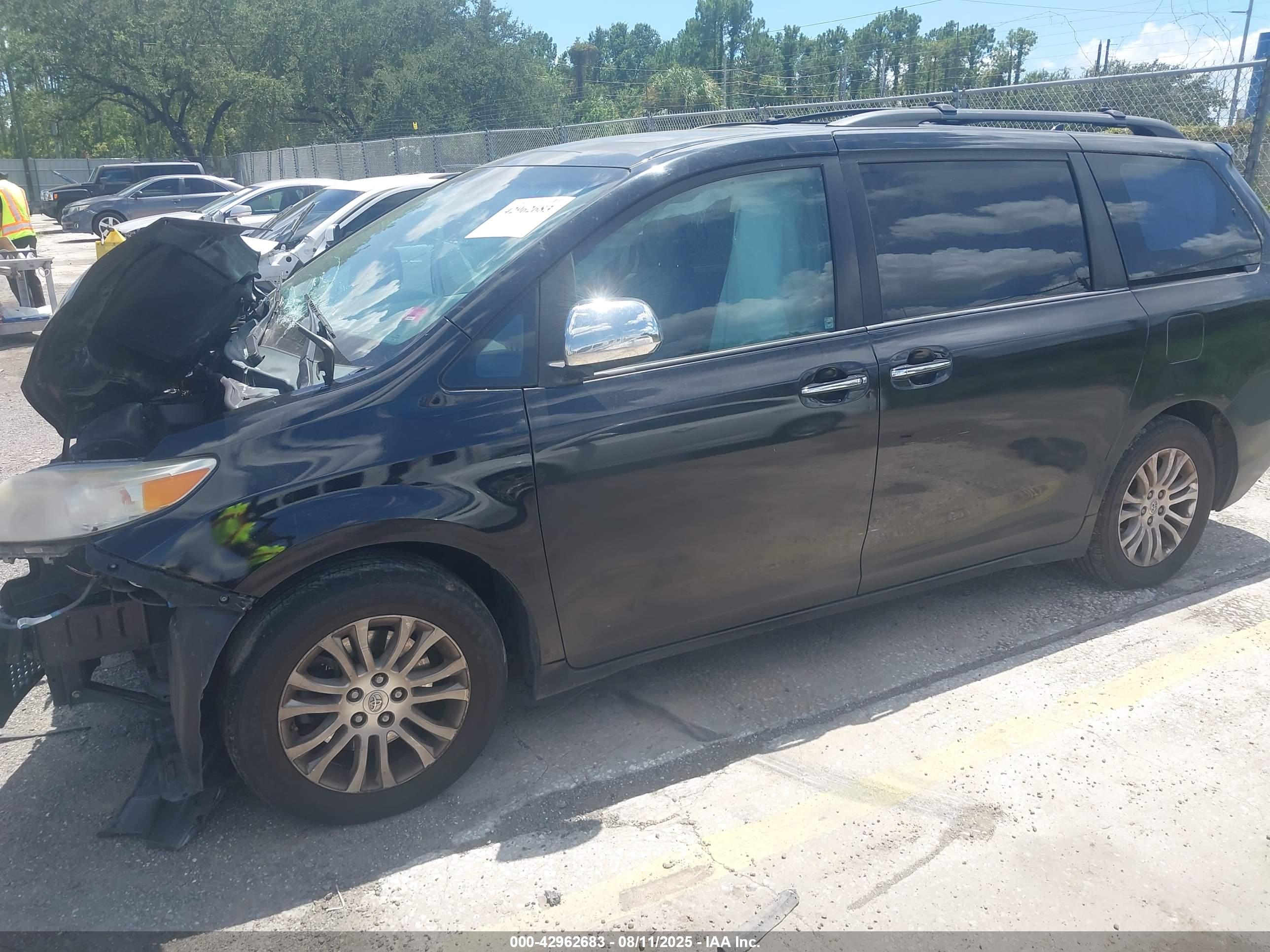 TOYOTA SIENNA image 2