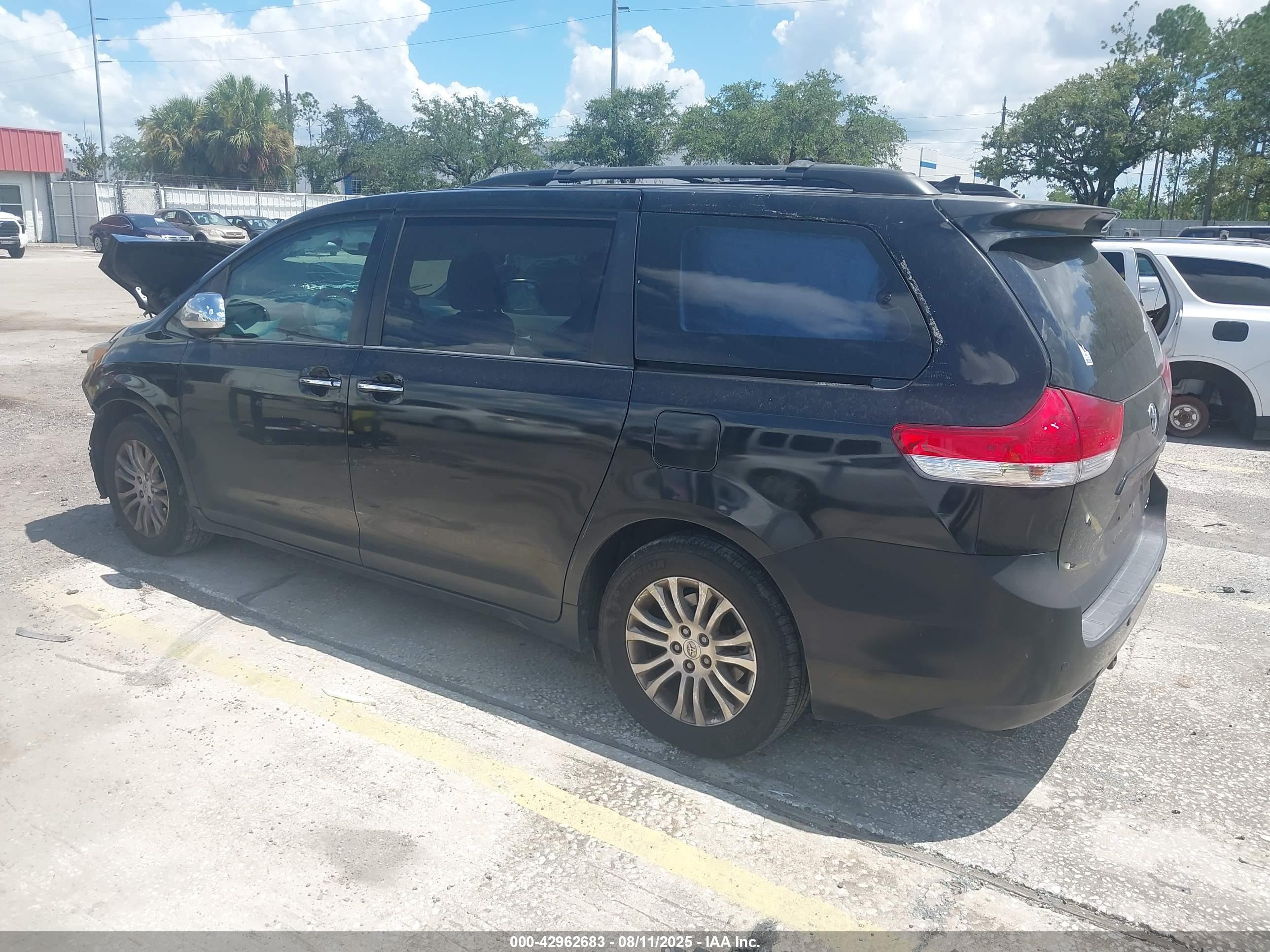 TOYOTA SIENNA image 3