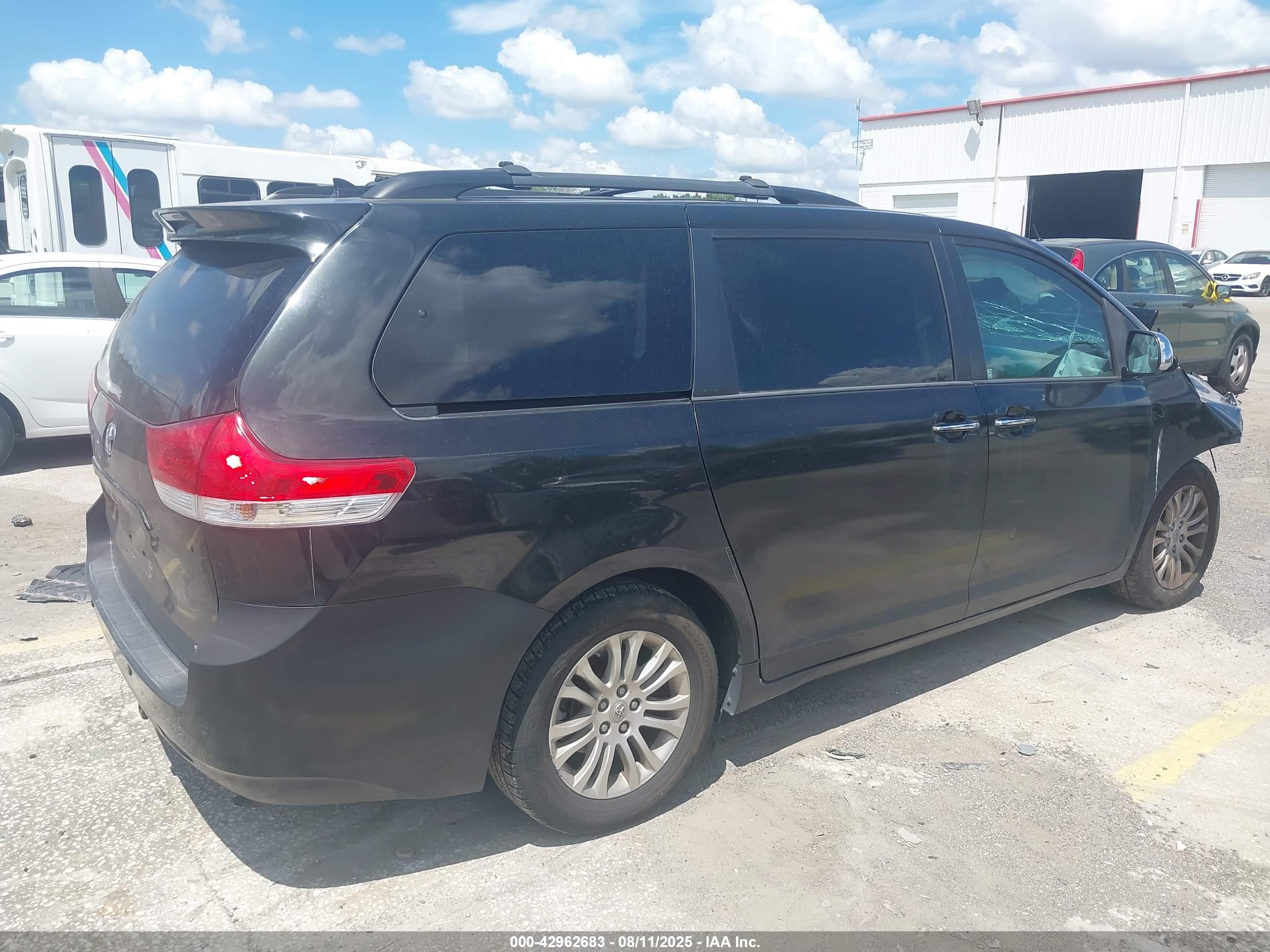 TOYOTA SIENNA image 4