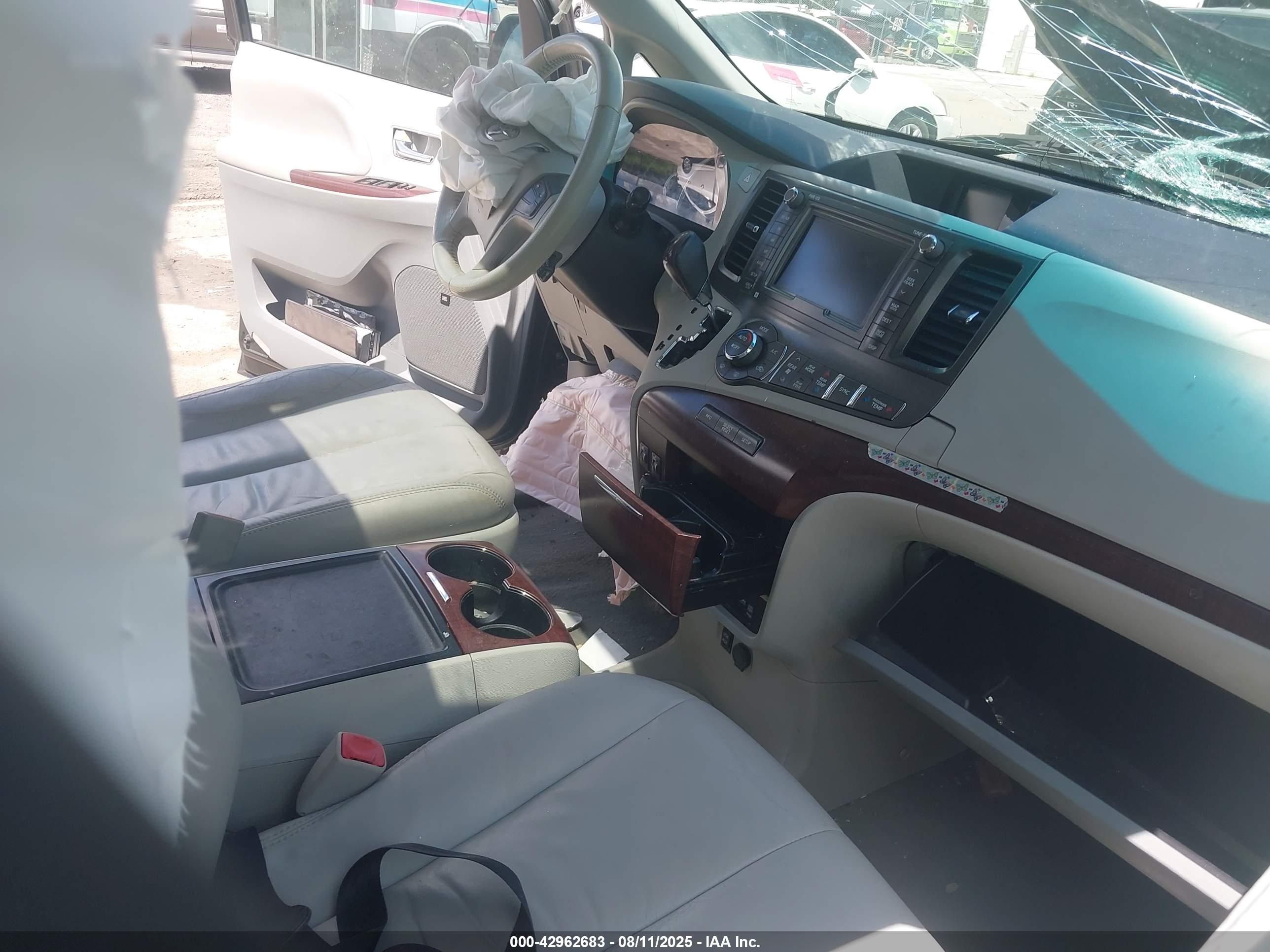 TOYOTA SIENNA image 5