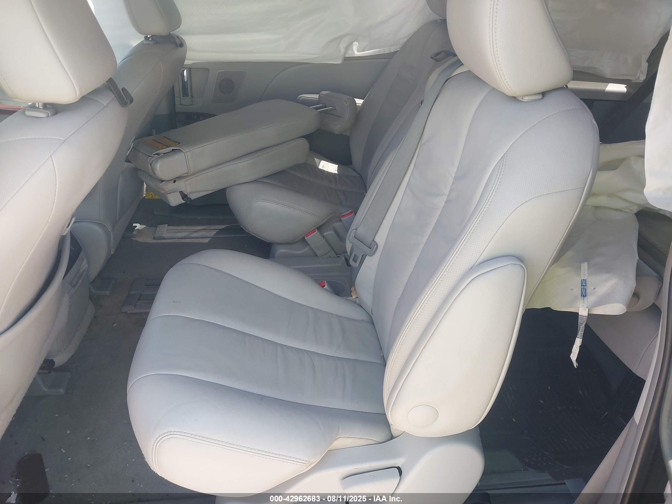 TOYOTA SIENNA image 8