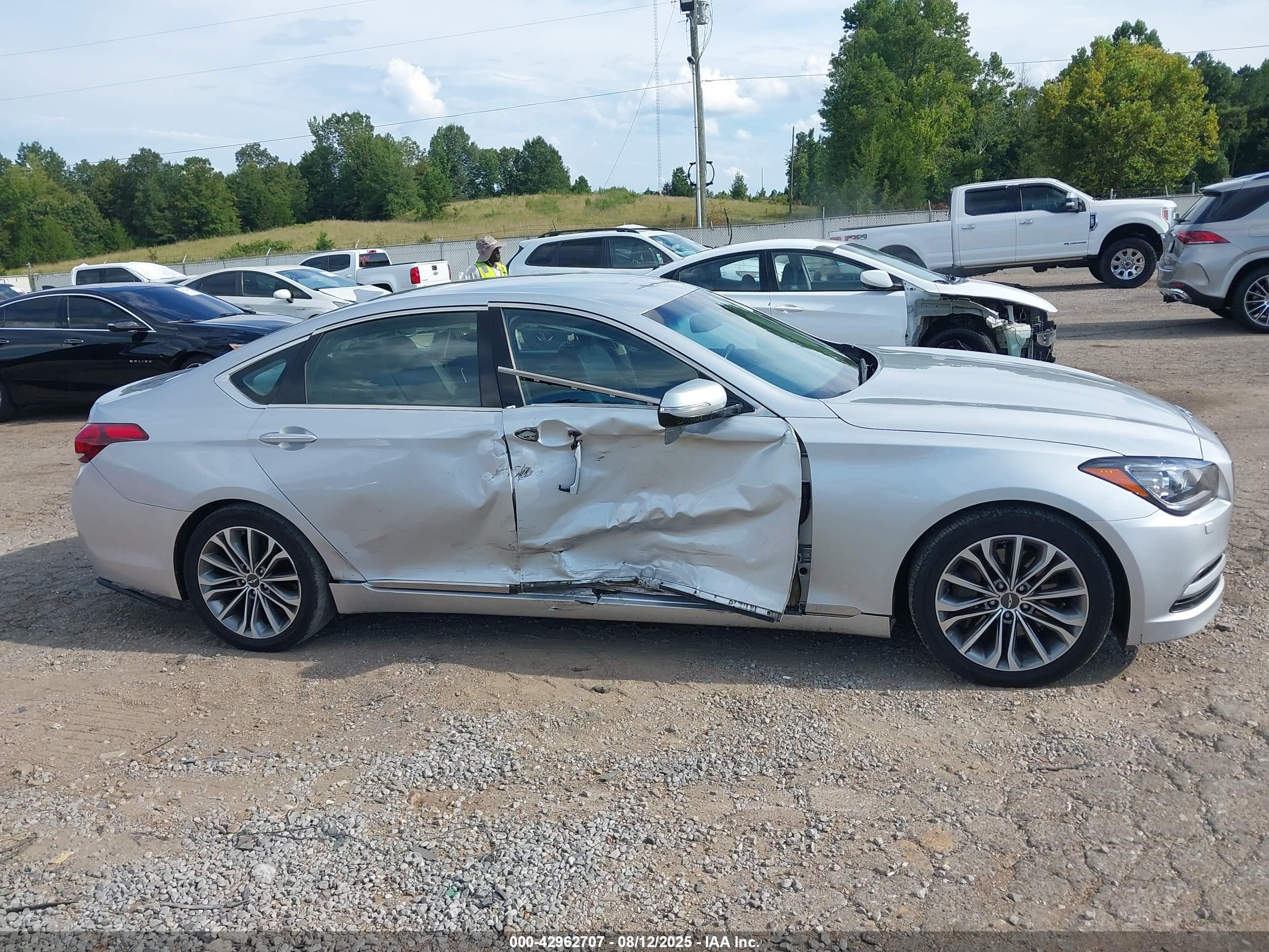 HYUNDAI GENESIS image 6