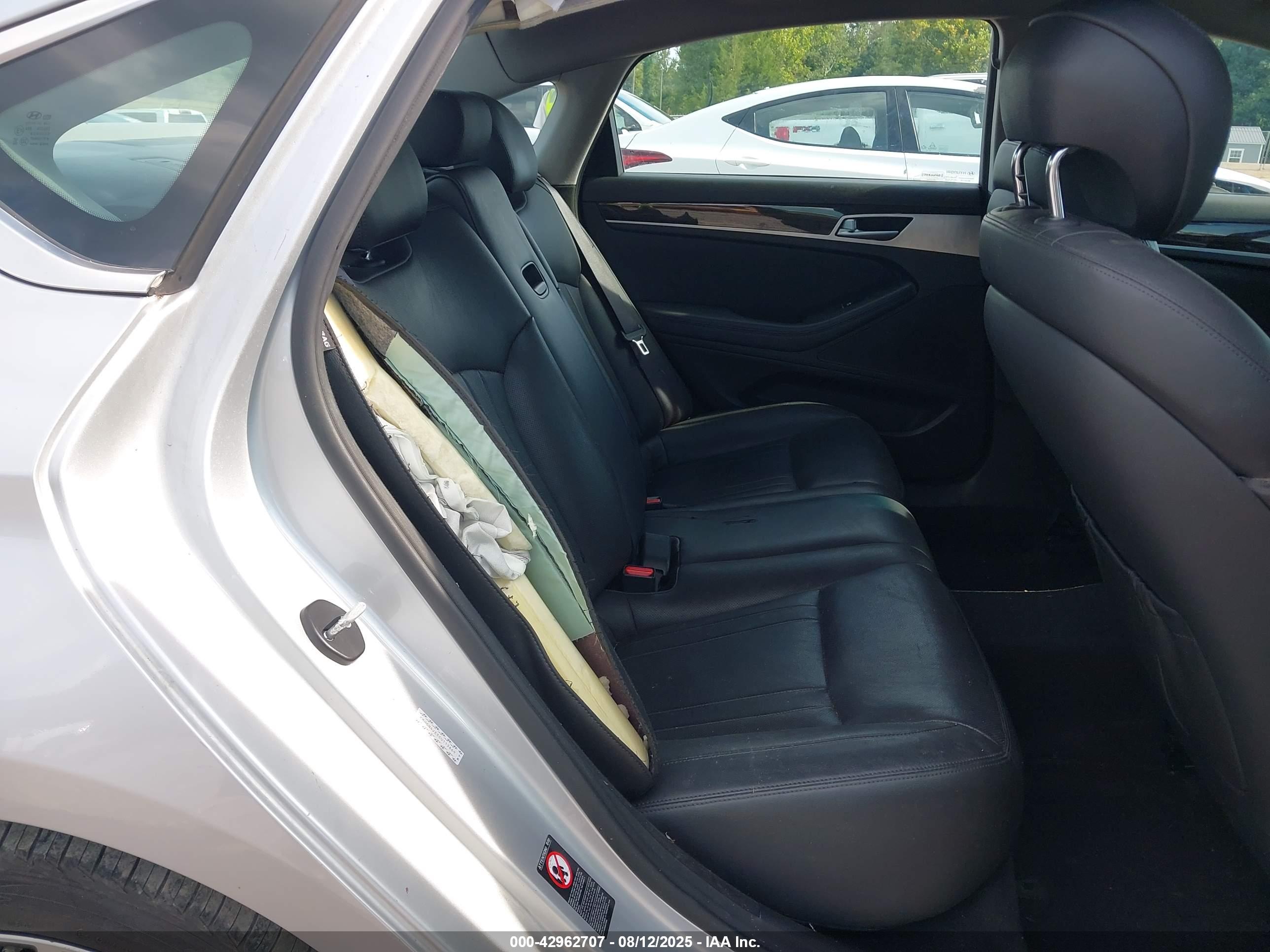 HYUNDAI GENESIS image 8