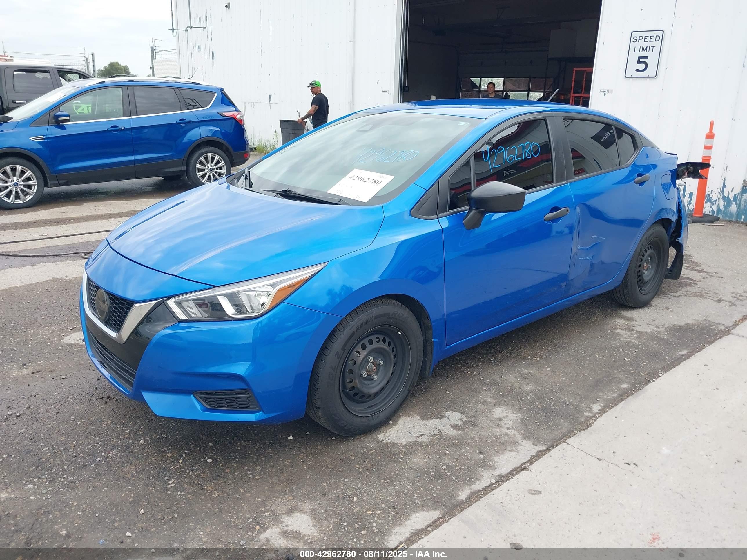 NISSAN VERSA image 2
