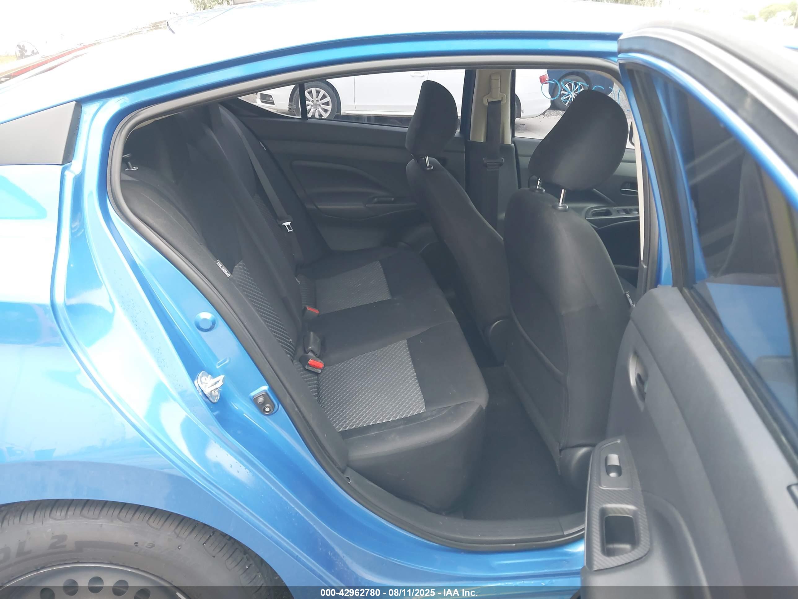 NISSAN VERSA image 8