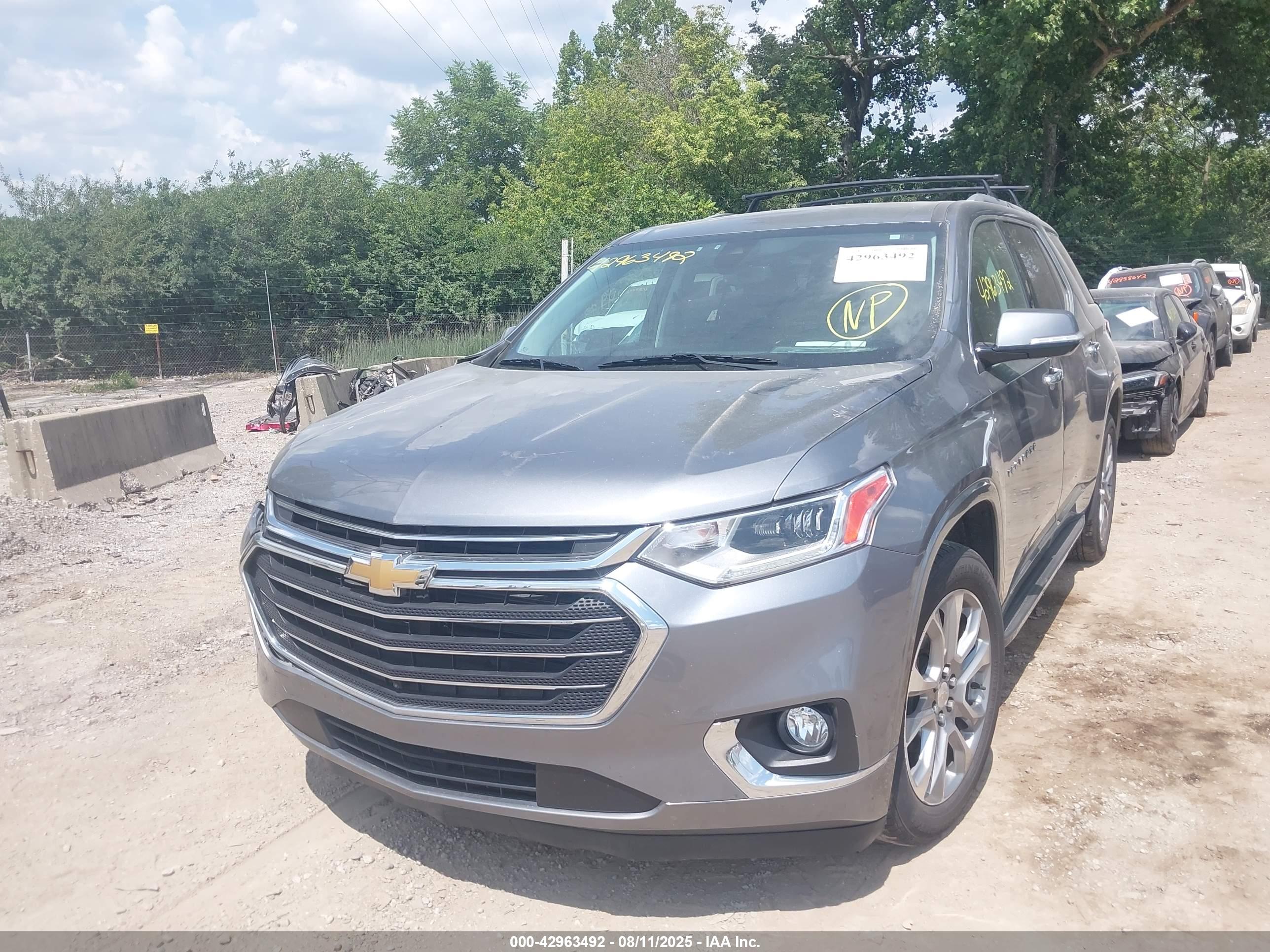 CHEVROLET TRAVERSE image 2