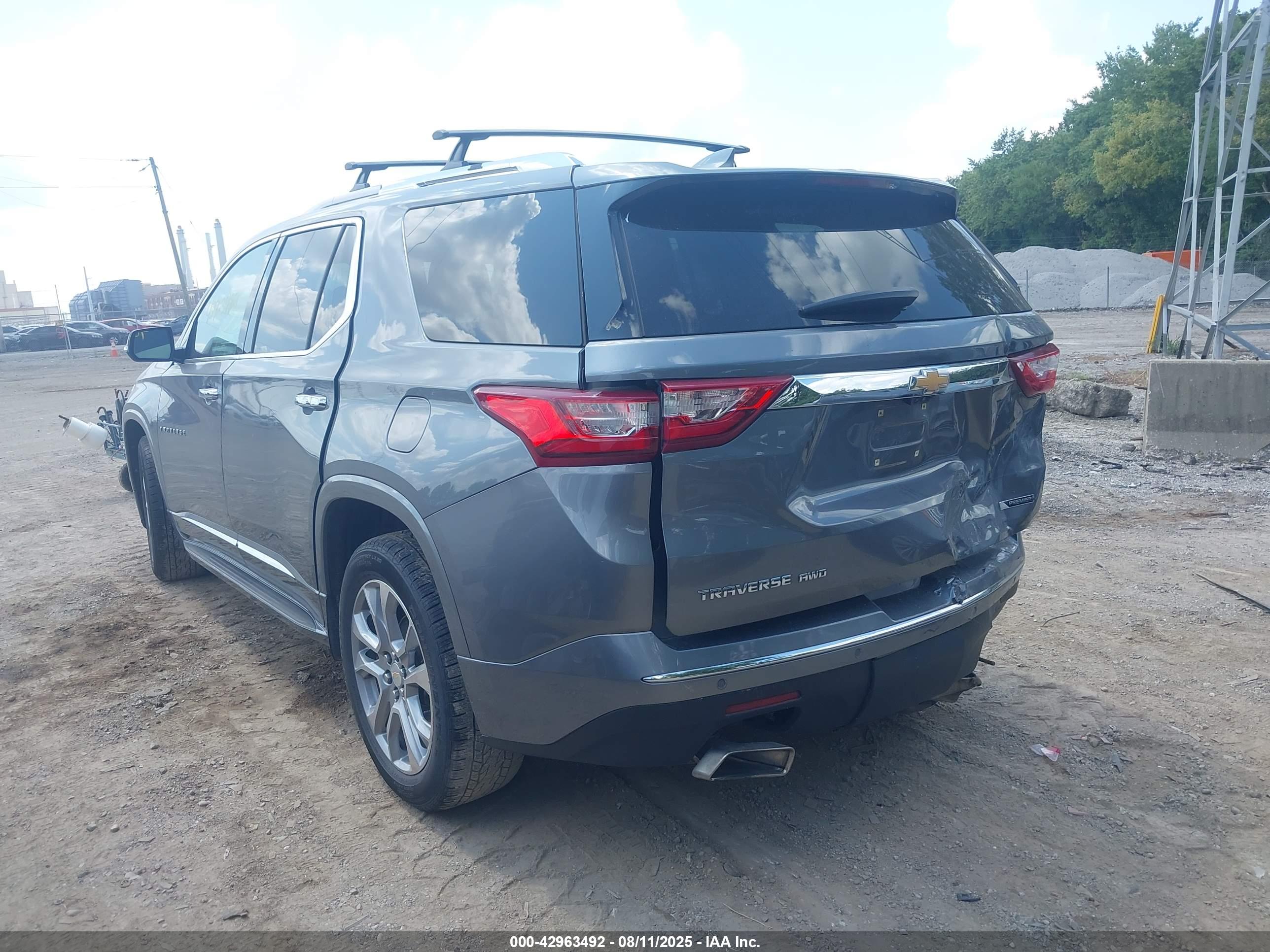 CHEVROLET TRAVERSE image 3