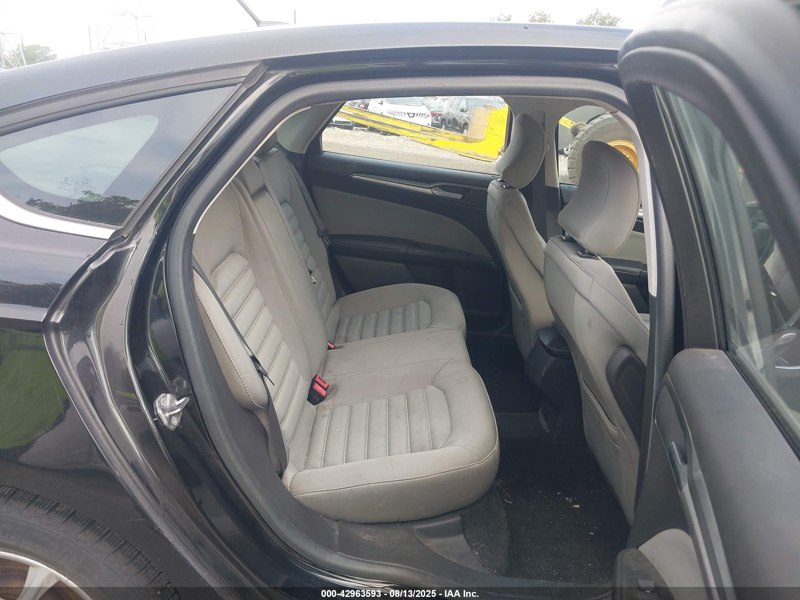 FORD FUSION image 8
