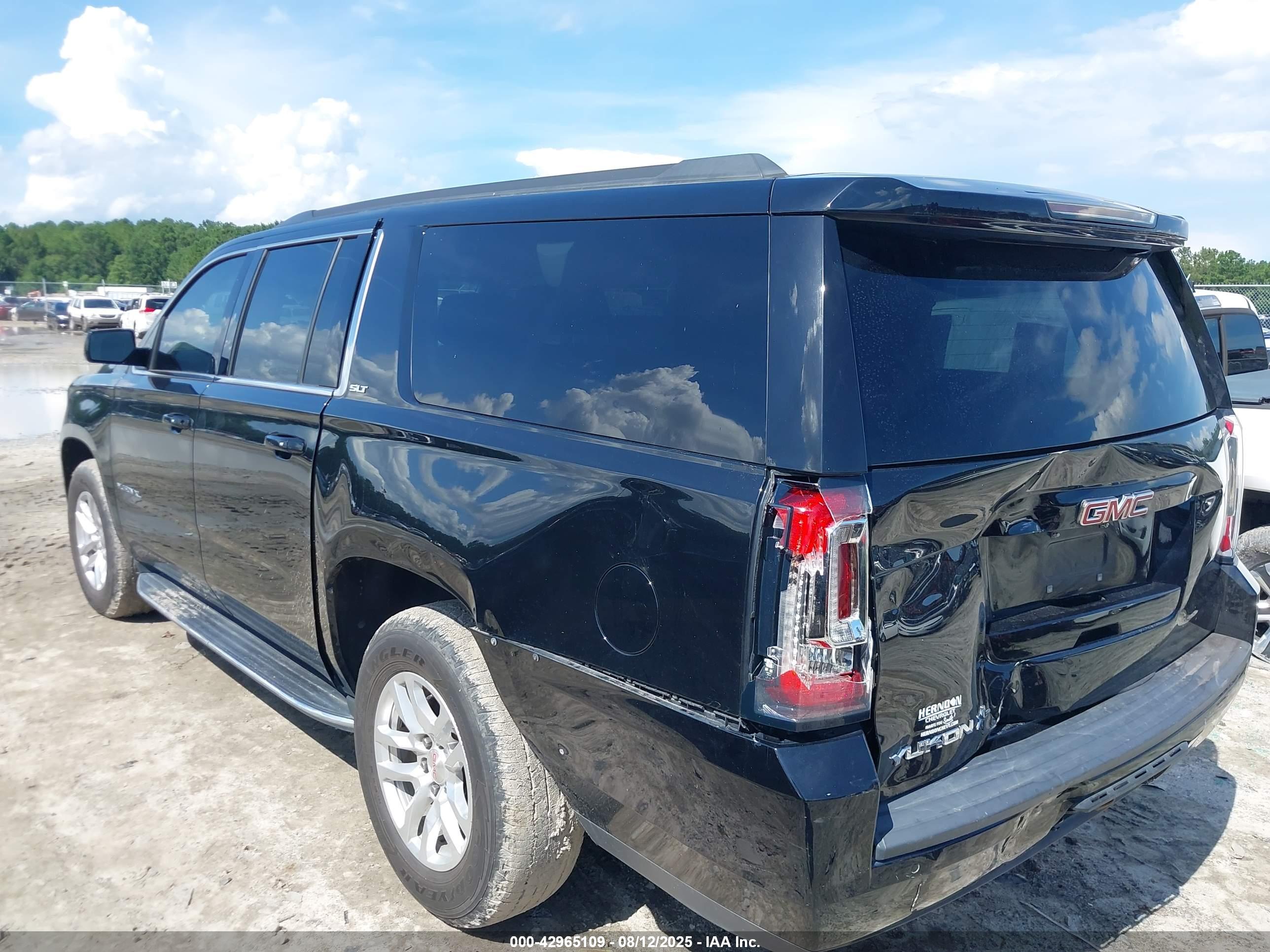 GMC YUKON image 3