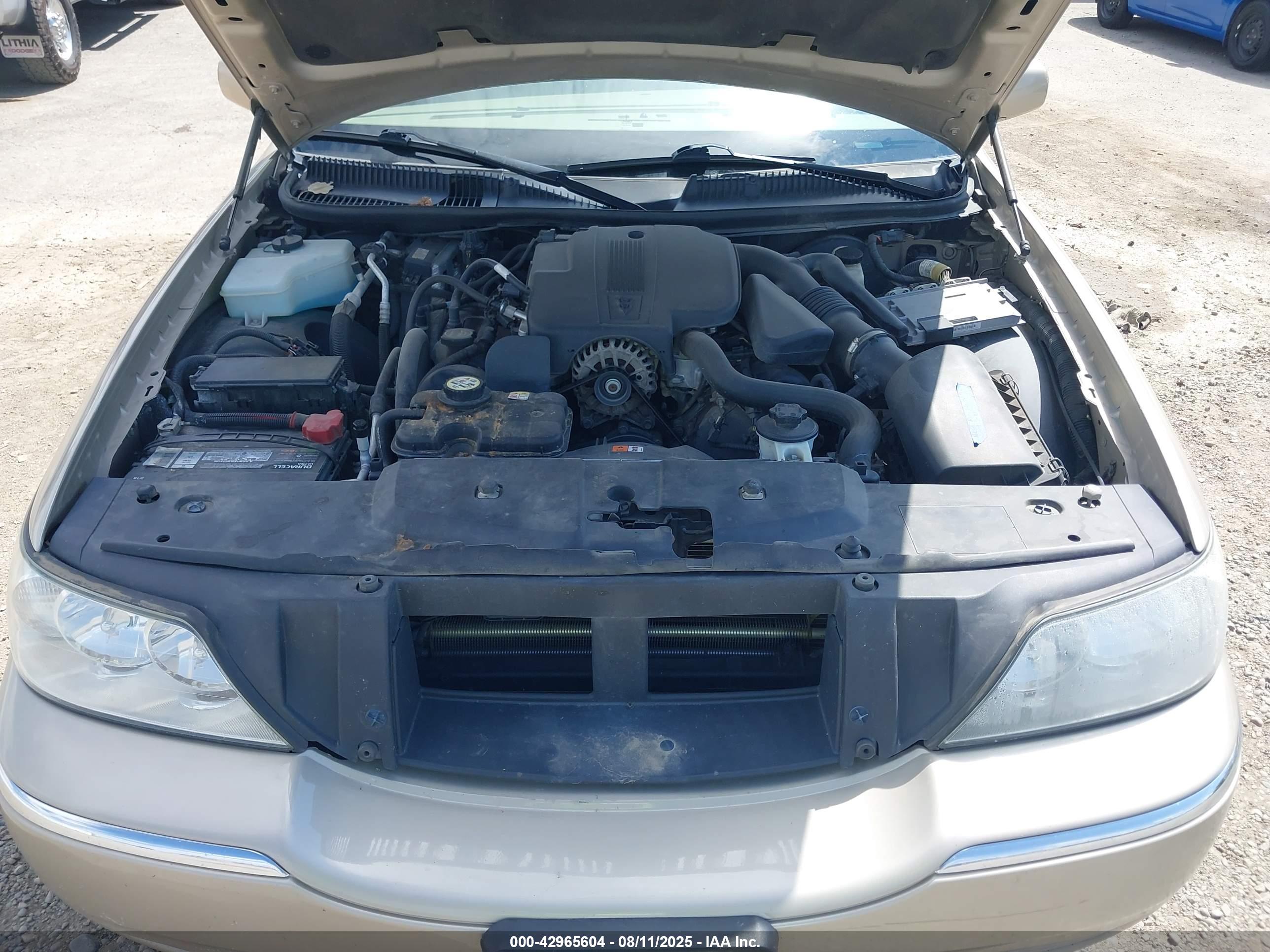 LINCOLN TOWN image 10